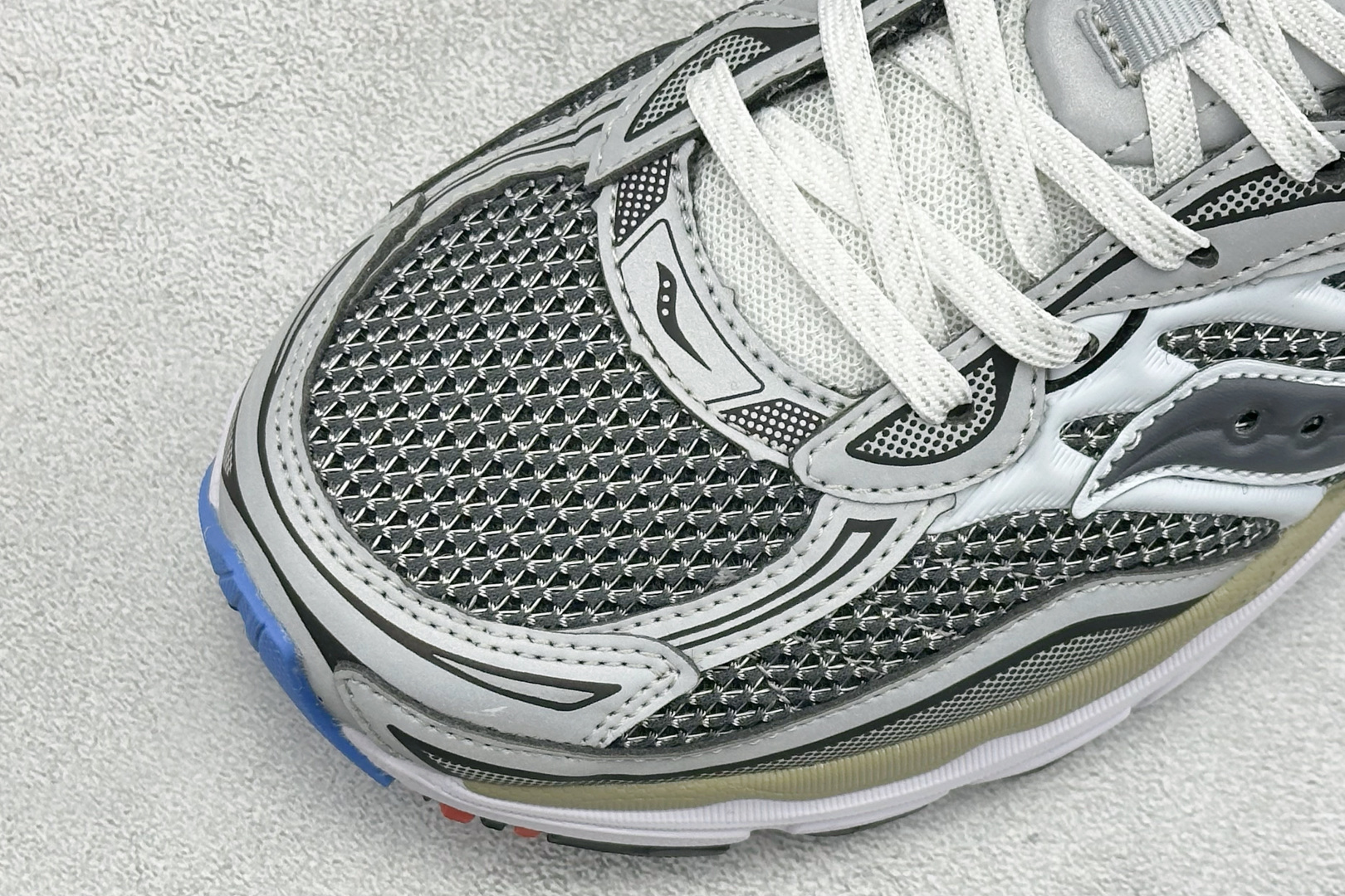 300 Saucony索康尼 Pro Grid Omni 9 全擎9 舒适柔软跑步鞋 S70907-1