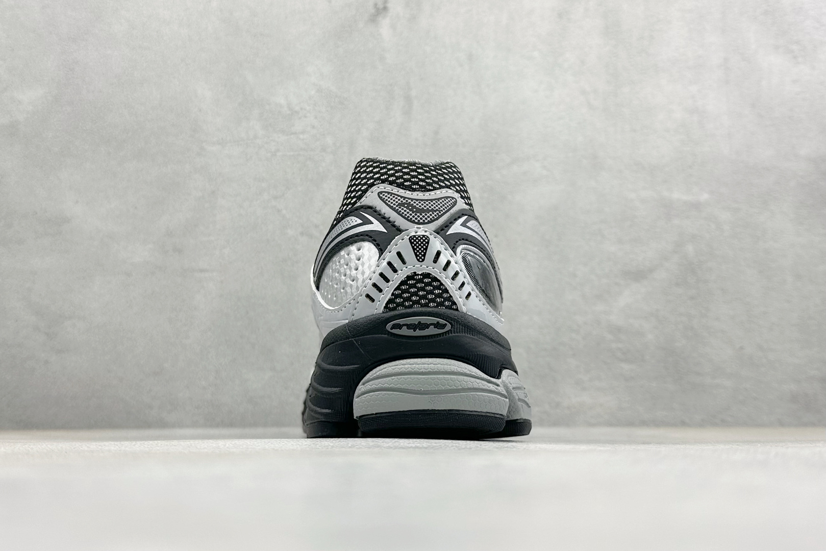 300 Saucony索康尼 Pro Grid Omni 9 全擎9 舒适柔软跑步鞋 S70739-13