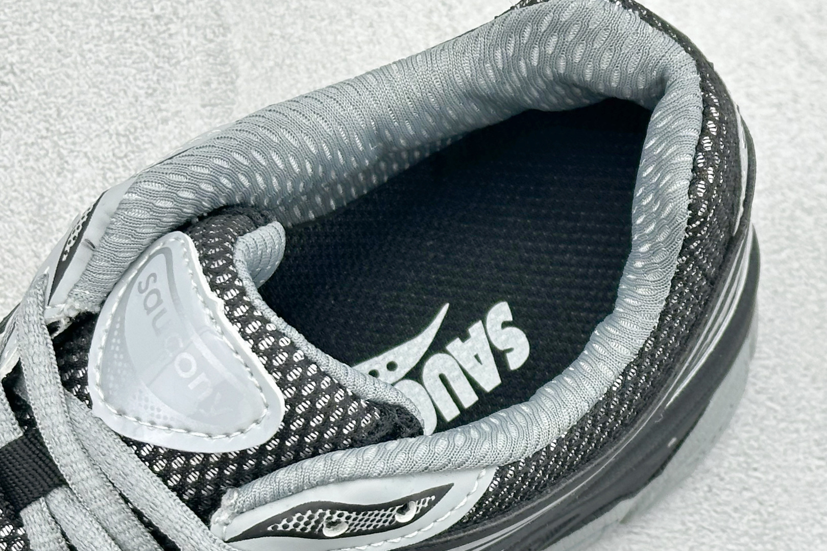 300 Saucony索康尼 Pro Grid Omni 9 全擎9 舒适柔软跑步鞋 S70739-13