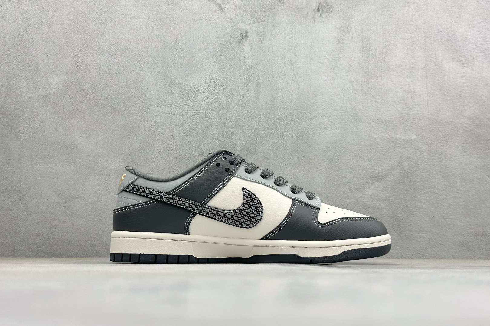 Nike SB Dunk Low 马年限定 玄铁骏马 高端定制 低帮休闲滑板鞋 HG0026-012