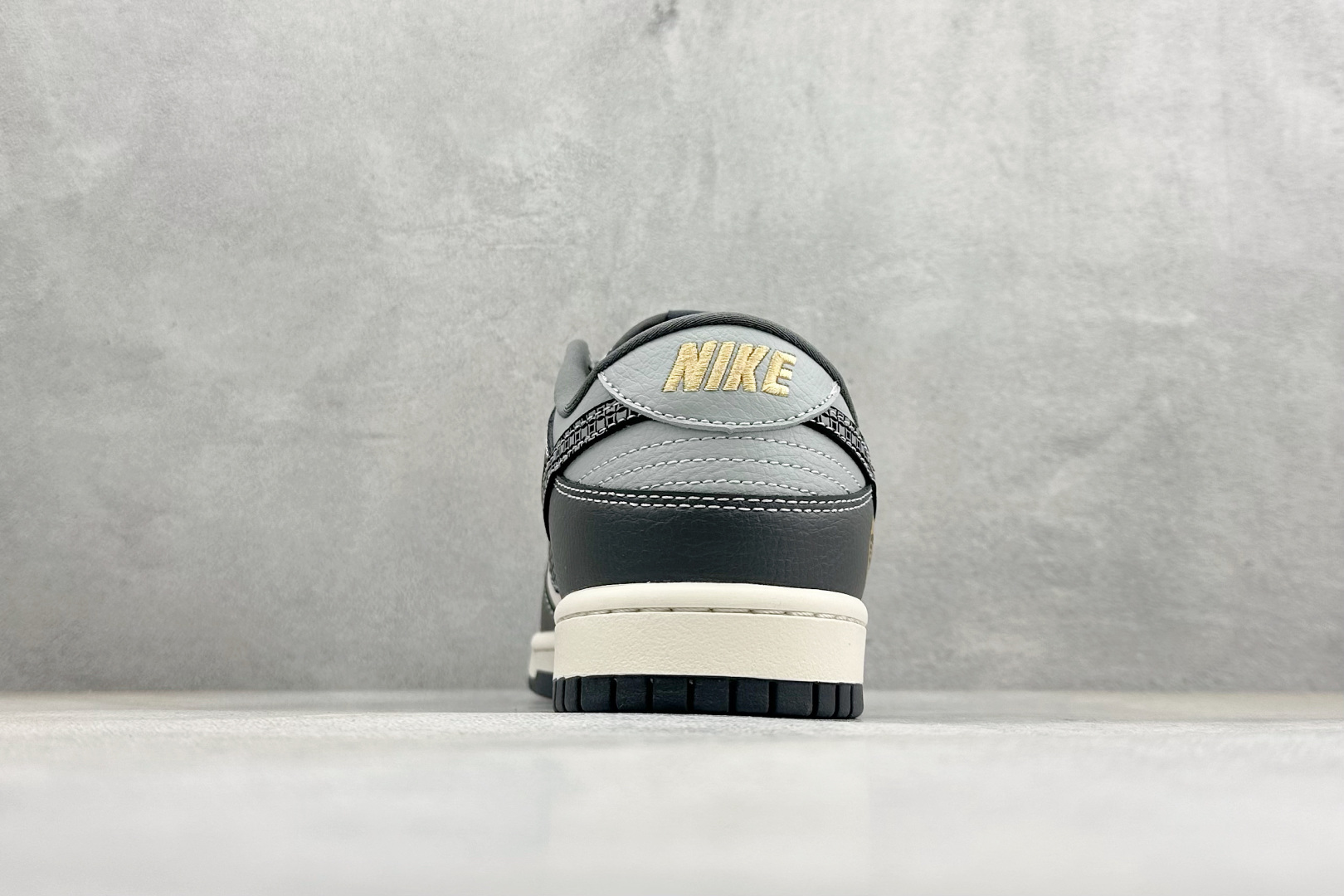 Nike SB Dunk Low 马年限定 玄铁骏马 高端定制 低帮休闲滑板鞋 HG0026-012