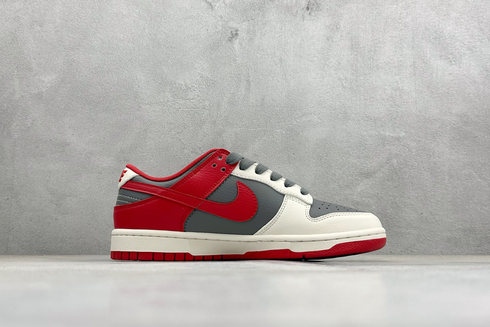 270 Nike SB Dunk Low“马年联名限定-白红剪影”鞋身侧部的灰色卷草纹底布上 HG0026-009-Chinese UA Cheap High Quatity Brand Clothes Bags handbags Sneakers wholesale wholesaler seller from China Factory suppliers Fashion Clothing Shoes best Quality Beautiful Price 270 Nike SB Dunk Low“马年联名限定-白红剪影”鞋身侧部的灰色卷草纹底布上 HG0026-009
