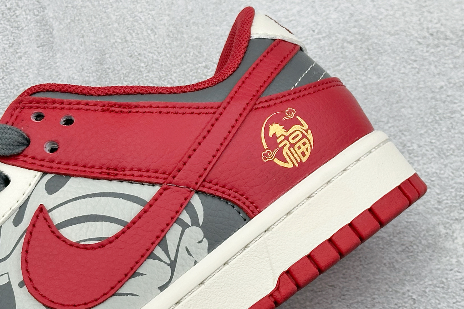 270 Nike SB Dunk Low“马年联名限定-白红剪影”鞋身侧部的灰色卷草纹底布上 HG0026-009-Chinese UA Cheap High Quatity Brand Clothes Bags handbags Sneakers wholesale wholesaler seller from China Factory suppliers Fashion Clothing Shoes best Quality Beautiful Price 270 Nike SB Dunk Low“马年联名限定-白红剪影”鞋身侧部的灰色卷草纹底布上 HG0026-009