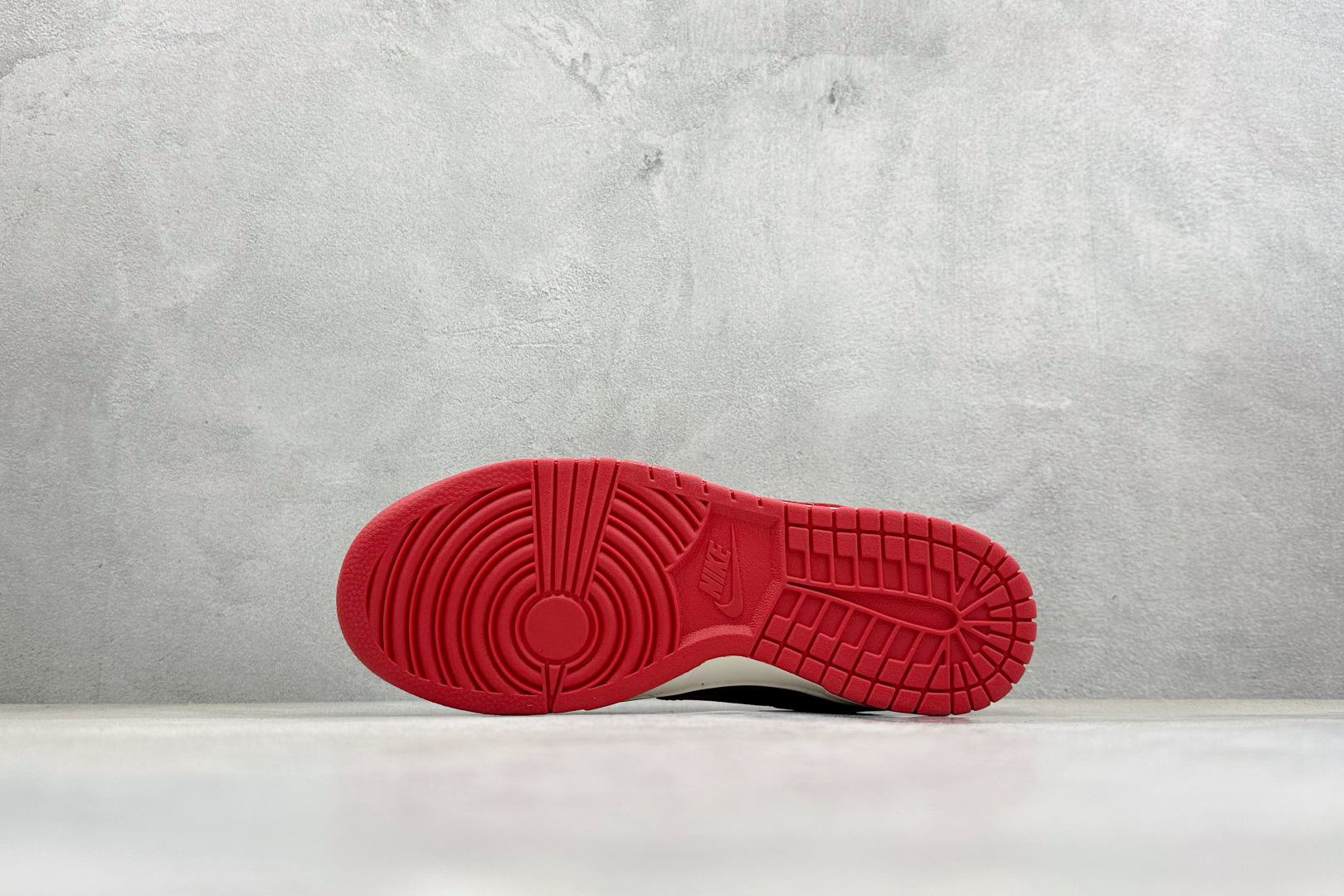 270 Nike SB Dunk Low“马年联名限定-白红剪影”鞋身侧部的灰色卷草纹底布上 HG0026-009-Chinese UA Cheap High Quatity Brand Clothes Bags handbags Sneakers wholesale wholesaler seller from China Factory suppliers Fashion Clothing Shoes best Quality Beautiful Price 270 Nike SB Dunk Low“马年联名限定-白红剪影”鞋身侧部的灰色卷草纹底布上 HG0026-009