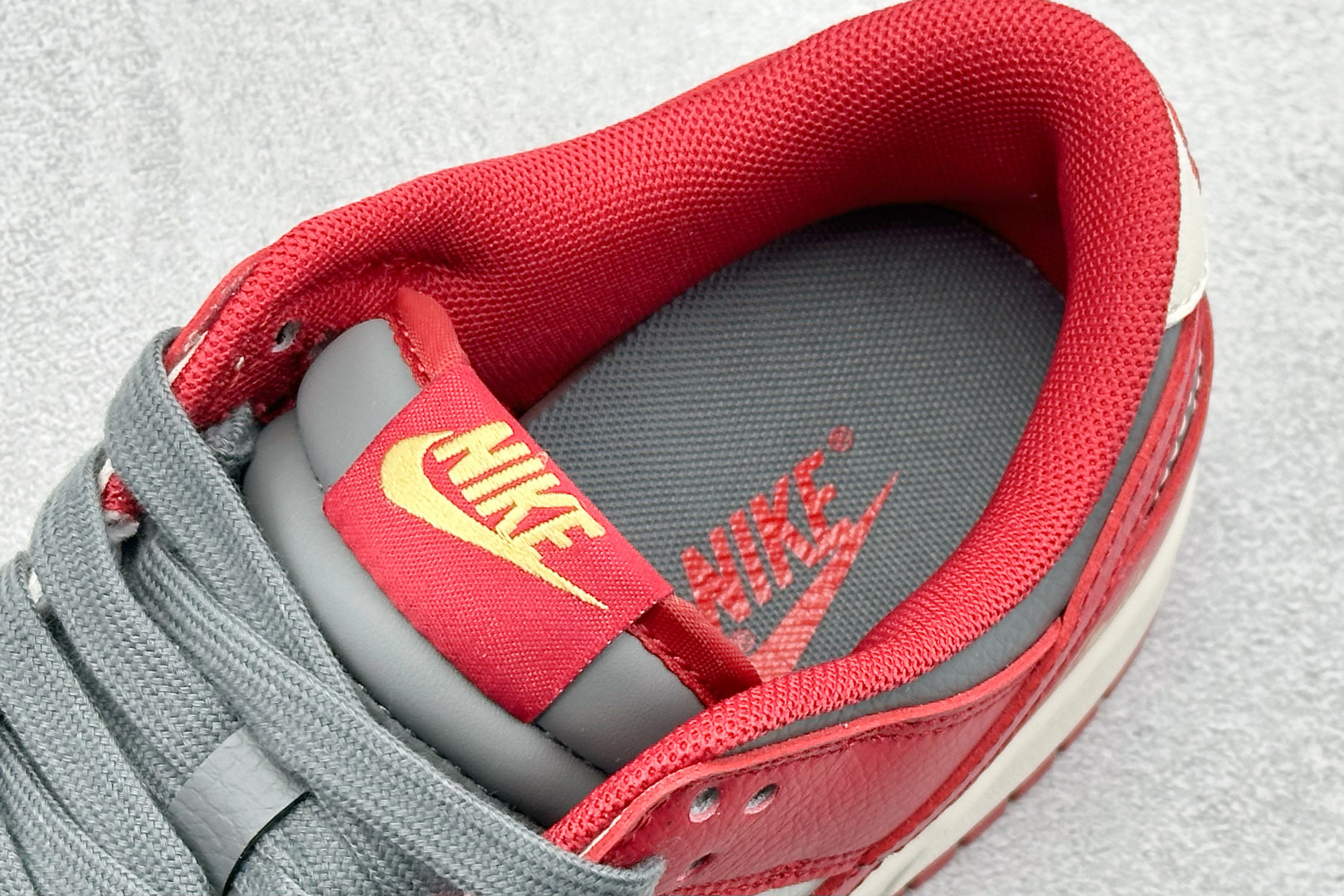 270 Nike SB Dunk Low“马年联名限定-白红剪影”鞋身侧部的灰色卷草纹底布上 HG0026-009-Chinese UA Cheap High Quatity Brand Clothes Bags handbags Sneakers wholesale wholesaler seller from China Factory suppliers Fashion Clothing Shoes best Quality Beautiful Price 270 Nike SB Dunk Low“马年联名限定-白红剪影”鞋身侧部的灰色卷草纹底布上 HG0026-009