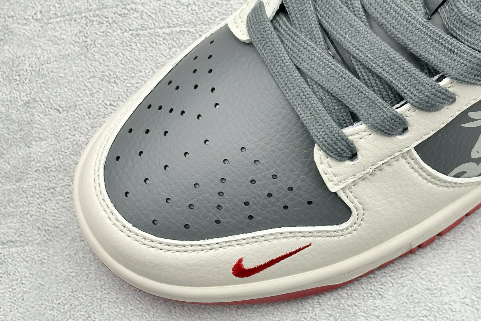 270 Nike SB Dunk Low“马年联名限定-白红剪影”鞋身侧部的灰色卷草纹底布上 HG0026-009-Chinese UA Cheap High Quatity Brand Clothes Bags handbags Sneakers wholesale wholesaler seller from China Factory suppliers Fashion Clothing Shoes best Quality Beautiful Price 270 Nike SB Dunk Low“马年联名限定-白红剪影”鞋身侧部的灰色卷草纹底布上 HG0026-009