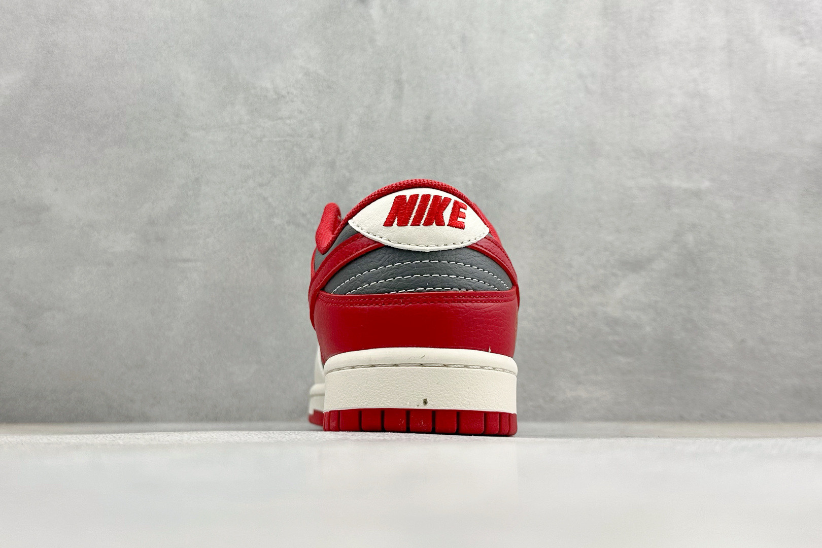 270 Nike SB Dunk Low“马年联名限定-白红剪影”鞋身侧部的灰色卷草纹底布上 HG0026-009-Chinese UA Cheap High Quatity Brand Clothes Bags handbags Sneakers wholesale wholesaler seller from China Factory suppliers Fashion Clothing Shoes best Quality Beautiful Price 270 Nike SB Dunk Low“马年联名限定-白红剪影”鞋身侧部的灰色卷草纹底布上 HG0026-009