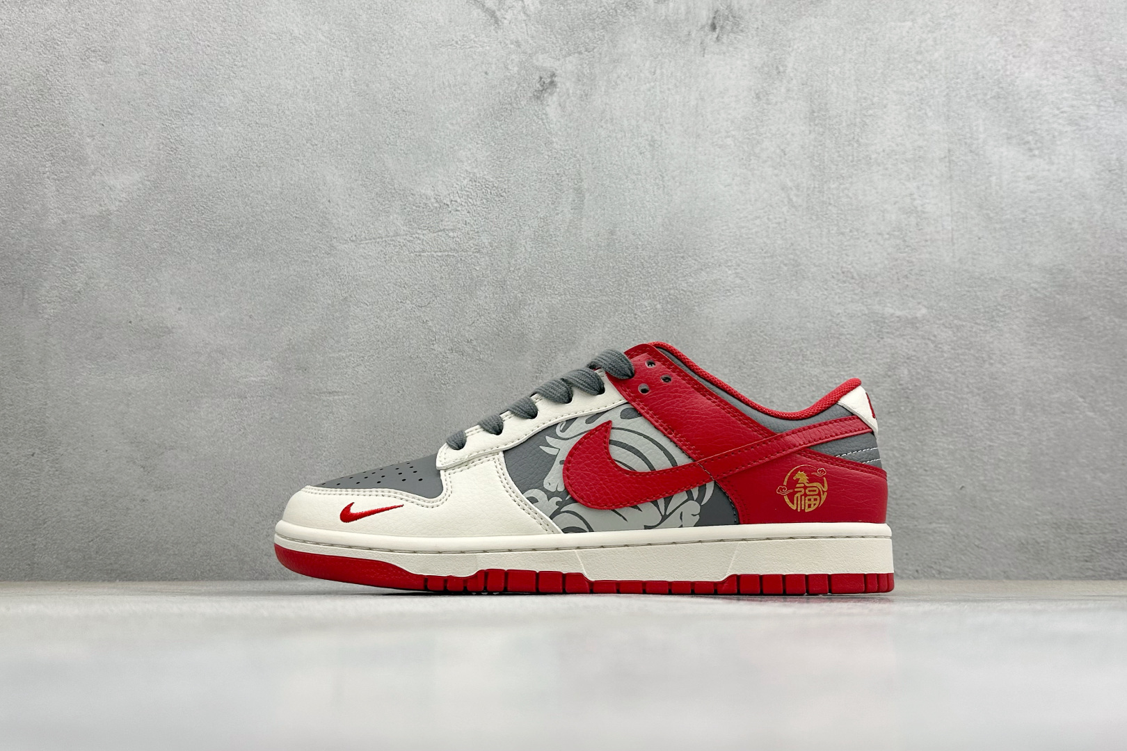 270 Nike SB Dunk Low“马年联名限定-白红剪影”鞋身侧部的灰色卷草纹底布上 HG0026-009-Chinese UA Cheap High Quatity Brand Clothes Bags handbags Sneakers wholesale wholesaler seller from China Factory suppliers Fashion Clothing Shoes best Quality Beautiful Price 270 Nike SB Dunk Low“马年联名限定-白红剪影”鞋身侧部的灰色卷草纹底布上 HG0026-009