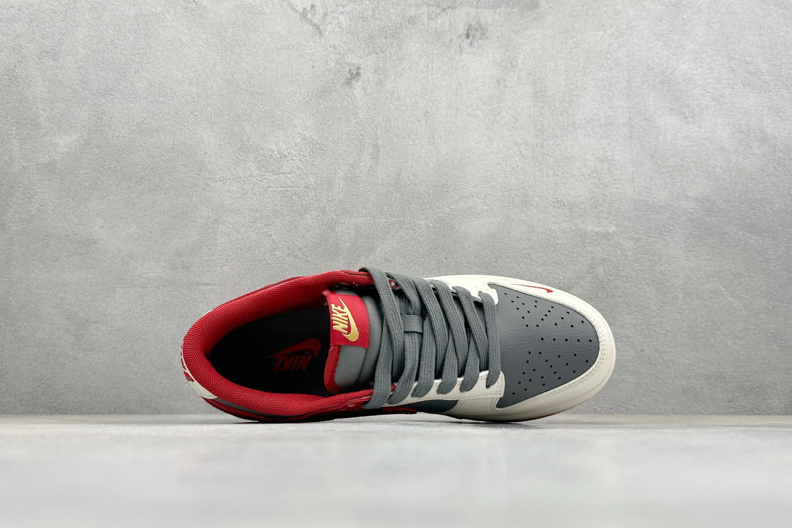 270 Nike SB Dunk Low“马年联名限定-白红剪影”鞋身侧部的灰色卷草纹底布上 HG0026-009-Chinese UA Cheap High Quatity Brand Clothes Bags handbags Sneakers wholesale wholesaler seller from China Factory suppliers Fashion Clothing Shoes best Quality Beautiful Price 270 Nike SB Dunk Low“马年联名限定-白红剪影”鞋身侧部的灰色卷草纹底布上 HG0026-009