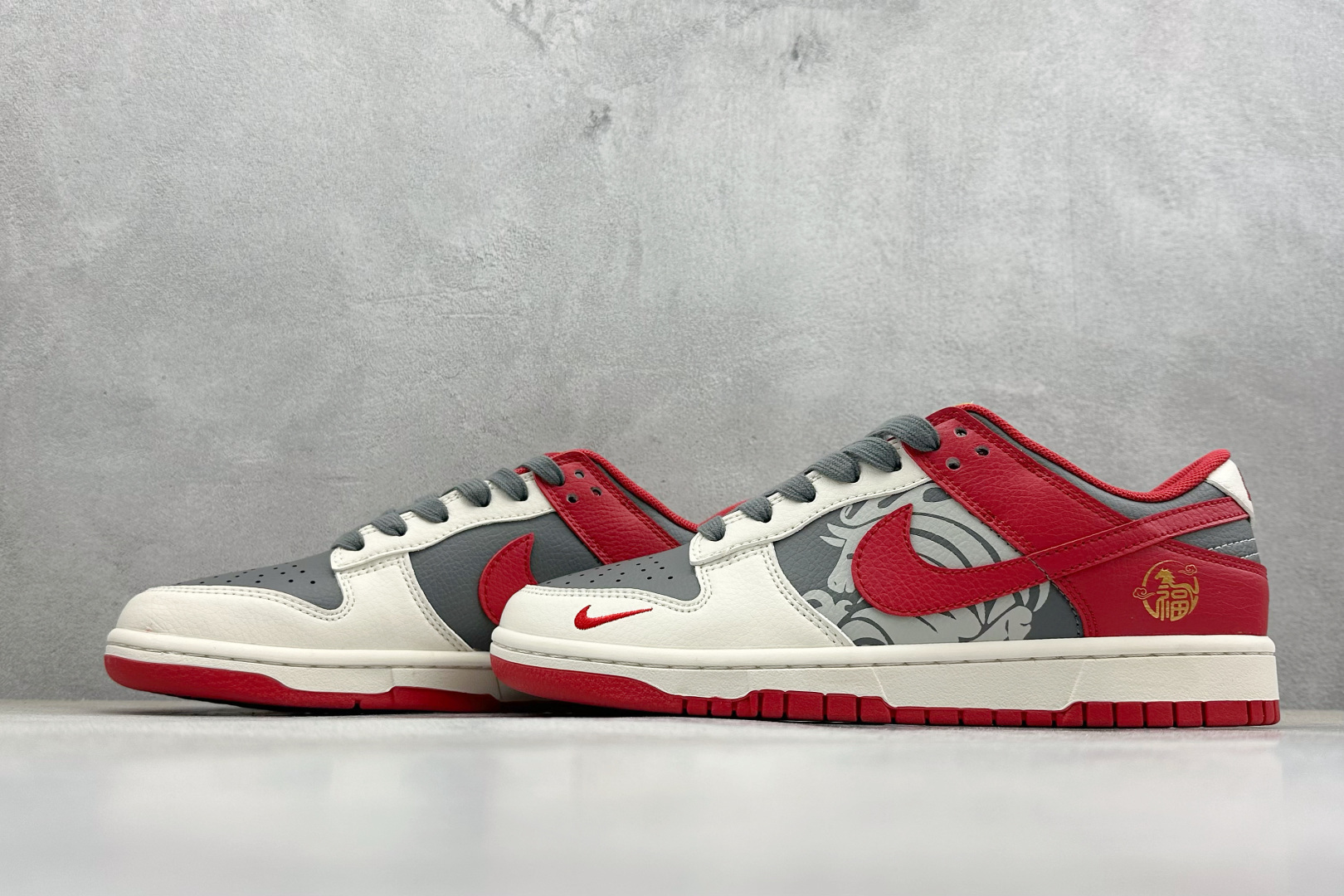 270 Nike SB Dunk Low“马年联名限定-白红剪影”鞋身侧部的灰色卷草纹底布上 HG0026-009-Chinese UA Cheap High Quatity Brand Clothes Bags handbags Sneakers wholesale wholesaler seller from China Factory suppliers Fashion Clothing Shoes best Quality Beautiful Price 270 Nike SB Dunk Low“马年联名限定-白红剪影”鞋身侧部的灰色卷草纹底布上 HG0026-009