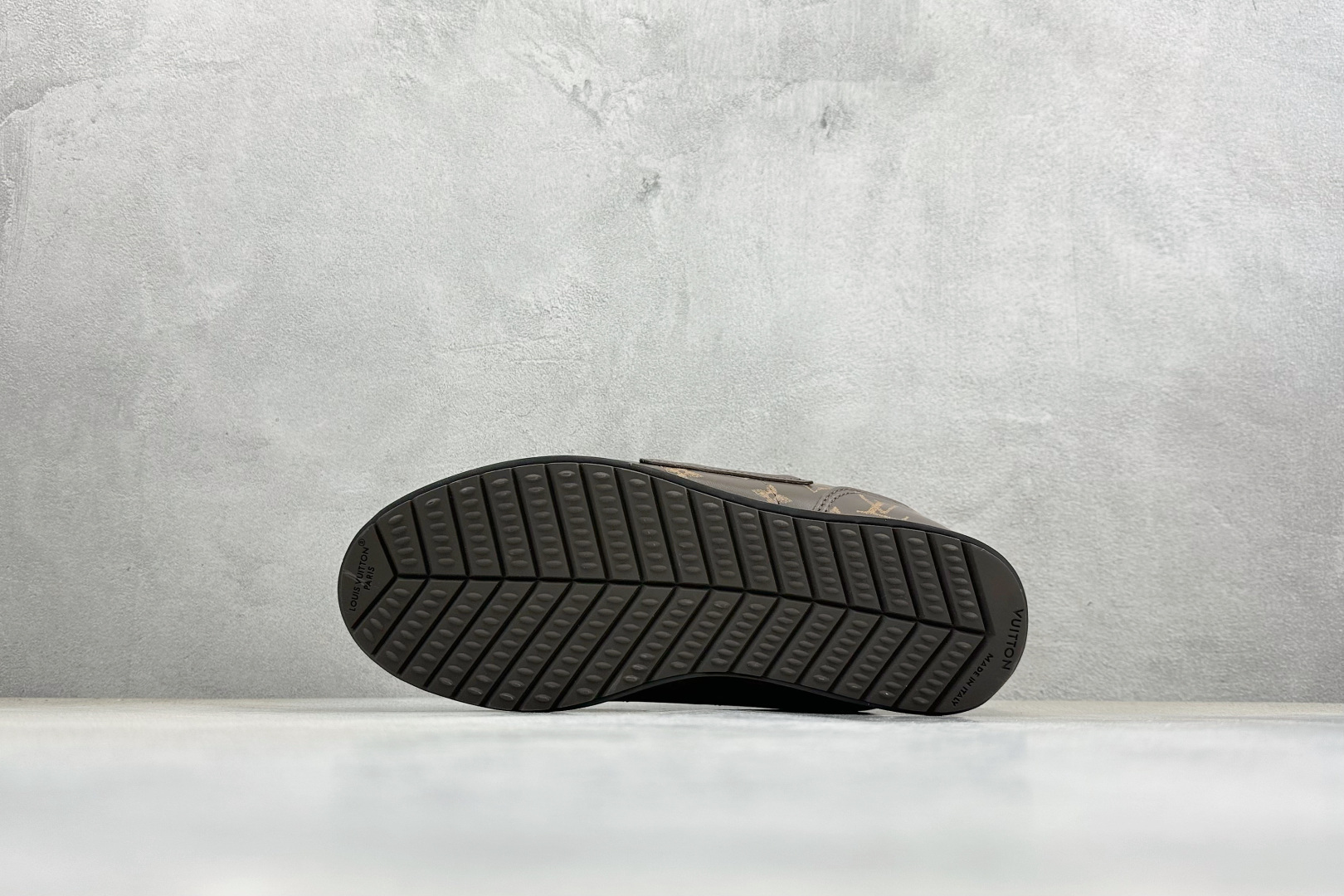 S版 LOUIS VUITTONxNigo 阿甘联名款跑鞋 Buttersoft 此款拥有舒适的鞋面-Top High Quatity Cheap Sneakers Fashion Clothing Clothes Bags handbags Shoes of all Brand wholesale With The best Quality And Beautiful Price from China Factory Chinese suppliers wholesaler seller S版 LOUIS VUITTONxNigo 阿甘联名款跑鞋 Buttersoft 此款拥有舒适的鞋面