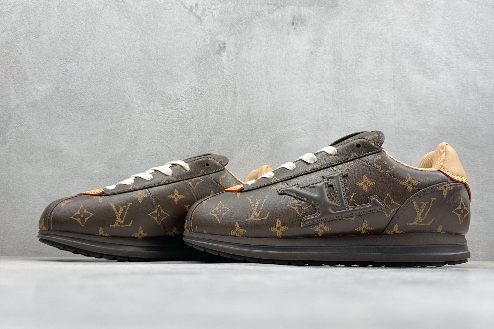 S版 LOUIS VUITTONxNigo 阿甘联名款跑鞋 Buttersoft 此款拥有舒适的鞋面-Top High Quatity Cheap Sneakers Fashion Clothing Clothes Bags handbags Shoes of all Brand wholesale With The best Quality And Beautiful Price from China Factory Chinese suppliers wholesaler seller S版 LOUIS VUITTONxNigo 阿甘联名款跑鞋 Buttersoft 此款拥有舒适的鞋面