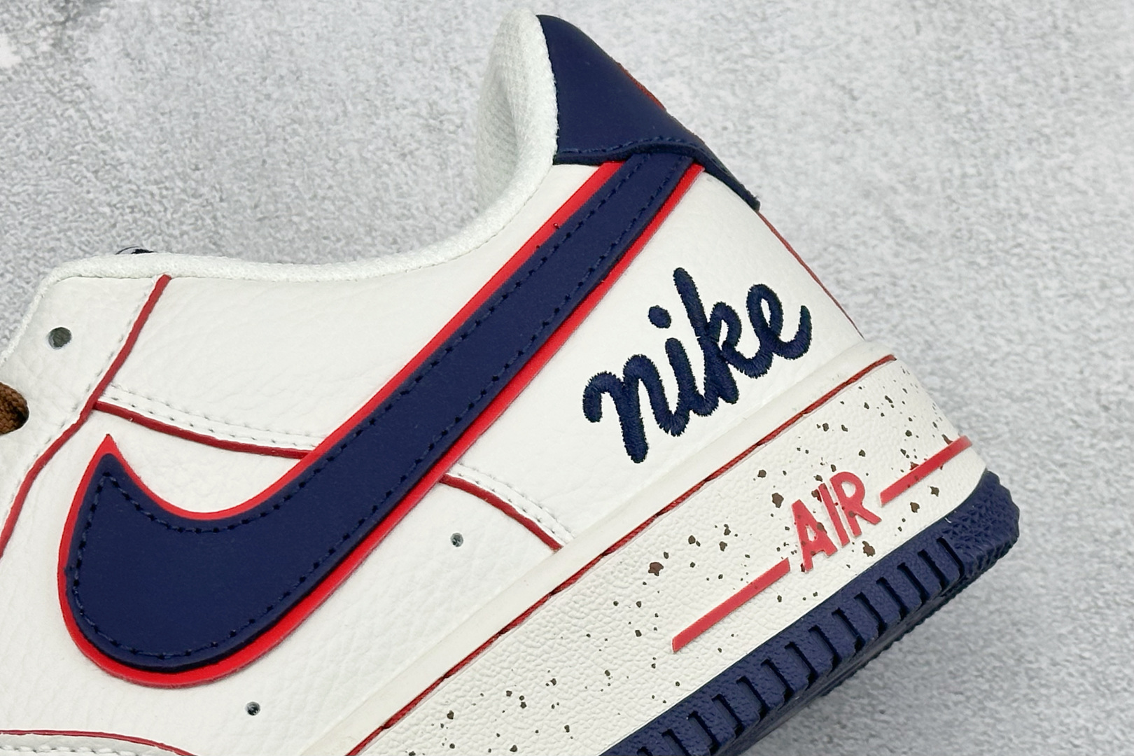 SC版Nike Air Force 1'07 Low 奶白蓝红斑点 空军一号低帮休闲板鞋 NH0601-545-Top High Quatity Cheap Sneakers Fashion Clothing Clothes Bags handbags Shoes of all Brand wholesale With The best Quality And Beautiful Price from China Factory Chinese suppliers wholesaler seller SC版Nike Air Force 1'07 Low 奶白蓝红斑点 空军一号低帮休闲板鞋 NH0601-545