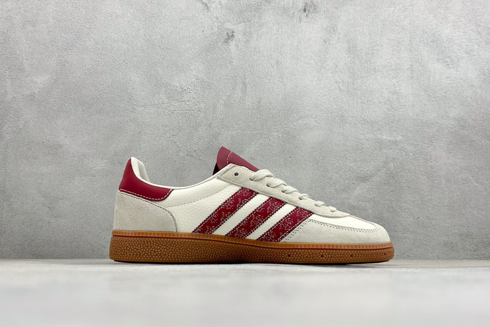 240 马年三叶草 复古贺岁ADIDAS SUPER以酒红祥云纹三条杠点缀米白鞋身 LX0921-Chinese UA Cheap High Quatity Brand Clothes Bags handbags Sneakers wholesale wholesaler seller from China Factory suppliers Fashion Clothing Shoes best Quality Beautiful Price 240 马年三叶草 复古贺岁ADIDAS SUPER以酒红祥云纹三条杠点缀米白鞋身 LX0921