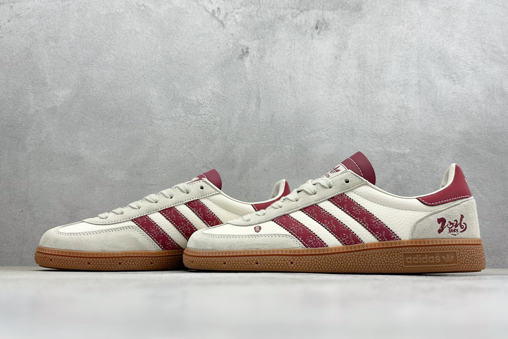 240 马年三叶草 复古贺岁ADIDAS SUPER以酒红祥云纹三条杠点缀米白鞋身 LX0921-Chinese UA Cheap High Quatity Brand Clothes Bags handbags Sneakers wholesale wholesaler seller from China Factory suppliers Fashion Clothing Shoes best Quality Beautiful Price 240 马年三叶草 复古贺岁ADIDAS SUPER以酒红祥云纹三条杠点缀米白鞋身 LX0921