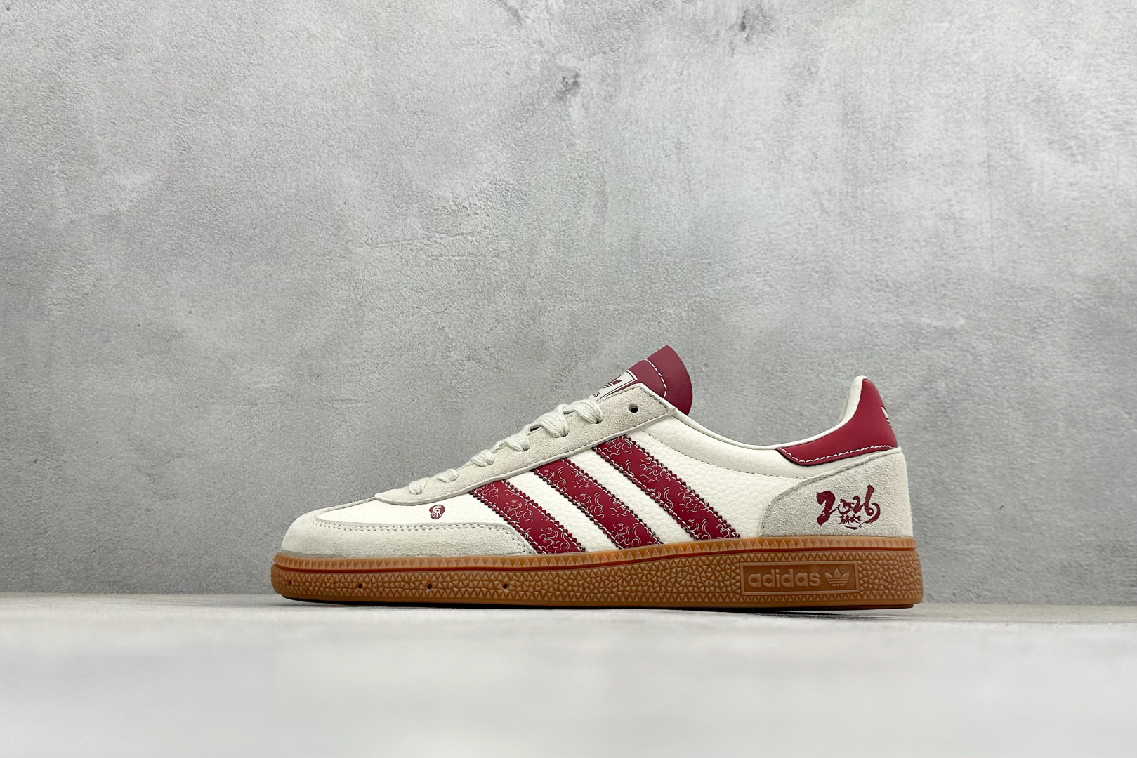 240 马年三叶草 复古贺岁ADIDAS SUPER以酒红祥云纹三条杠点缀米白鞋身 LX0921-Chinese UA Cheap High Quatity Brand Clothes Bags handbags Sneakers wholesale wholesaler seller from China Factory suppliers Fashion Clothing Shoes best Quality Beautiful Price 240 马年三叶草 复古贺岁ADIDAS SUPER以酒红祥云纹三条杠点缀米白鞋身 LX0921