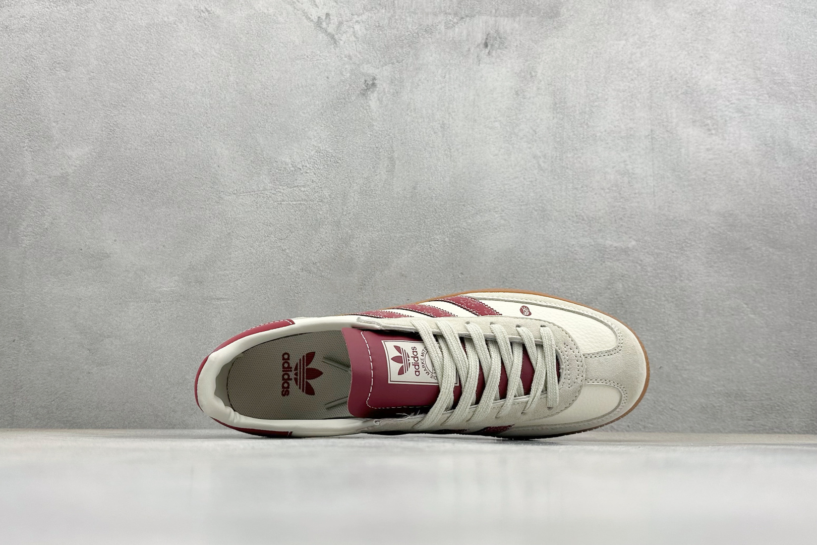 240 马年三叶草 复古贺岁ADIDAS SUPER以酒红祥云纹三条杠点缀米白鞋身 LX0921-Chinese UA Cheap High Quatity Brand Clothes Bags handbags Sneakers wholesale wholesaler seller from China Factory suppliers Fashion Clothing Shoes best Quality Beautiful Price 240 马年三叶草 复古贺岁ADIDAS SUPER以酒红祥云纹三条杠点缀米白鞋身 LX0921
