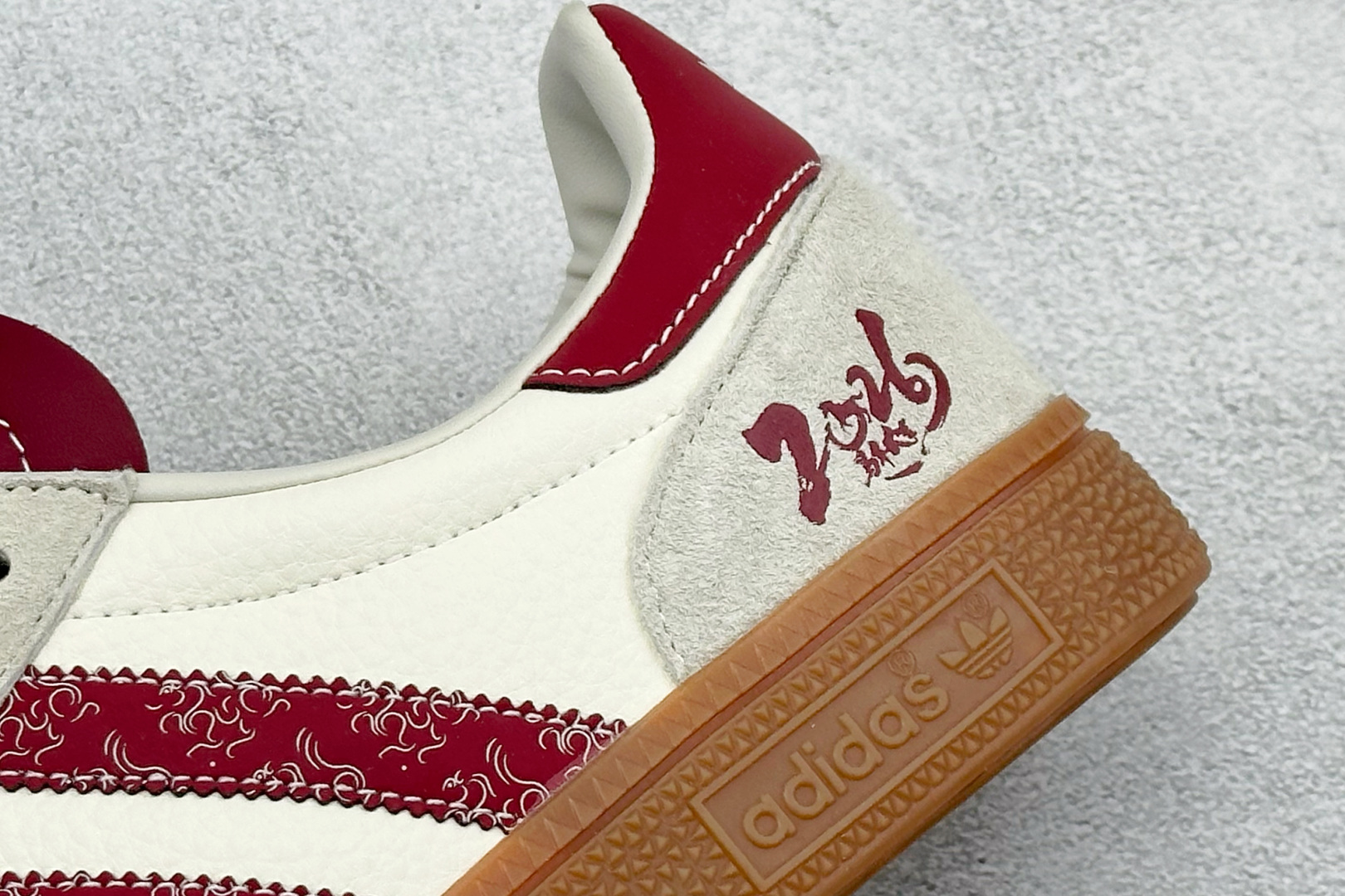 240 马年三叶草 复古贺岁ADIDAS SUPER以酒红祥云纹三条杠点缀米白鞋身 LX0921-Chinese UA Cheap High Quatity Brand Clothes Bags handbags Sneakers wholesale wholesaler seller from China Factory suppliers Fashion Clothing Shoes best Quality Beautiful Price 240 马年三叶草 复古贺岁ADIDAS SUPER以酒红祥云纹三条杠点缀米白鞋身 LX0921