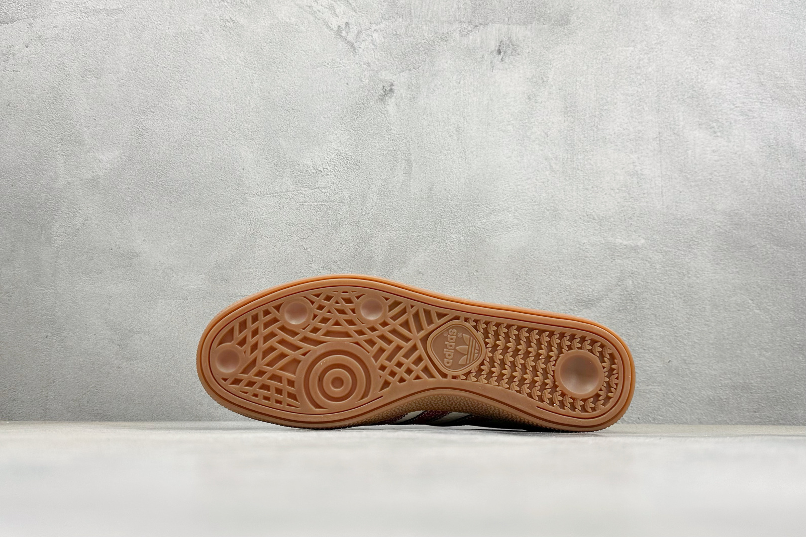 240 马年三叶草 复古贺岁ADIDAS SUPER以酒红祥云纹三条杠点缀米白鞋身 LX0921-Chinese UA Cheap High Quatity Brand Clothes Bags handbags Sneakers wholesale wholesaler seller from China Factory suppliers Fashion Clothing Shoes best Quality Beautiful Price 240 马年三叶草 复古贺岁ADIDAS SUPER以酒红祥云纹三条杠点缀米白鞋身 LX0921