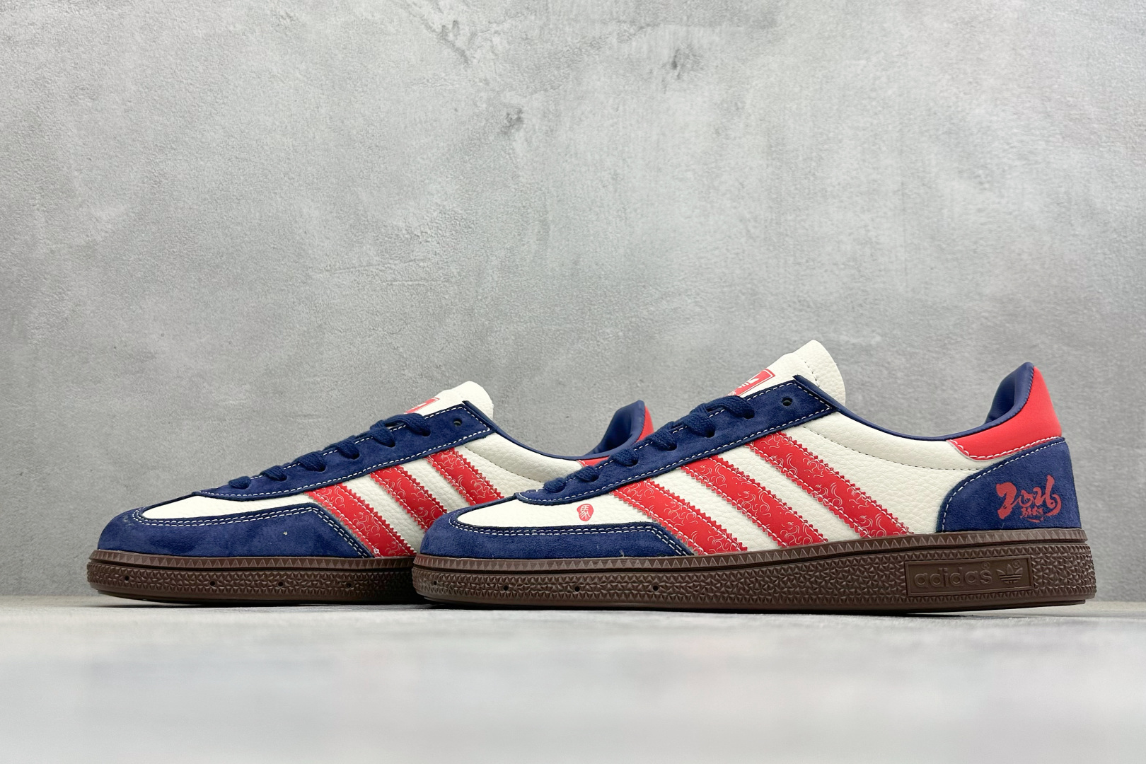 240 马年三叶草 复古贺岁ADIDAS SUPER以酒红祥云纹三条杠点缀米白鞋身 LX0923-Chinese UA Cheap High Quatity Brand Clothes Bags handbags Sneakers wholesale wholesaler seller from China Factory suppliers Fashion Clothing Shoes best Quality Beautiful Price 240 马年三叶草 复古贺岁ADIDAS SUPER以酒红祥云纹三条杠点缀米白鞋身 LX0923