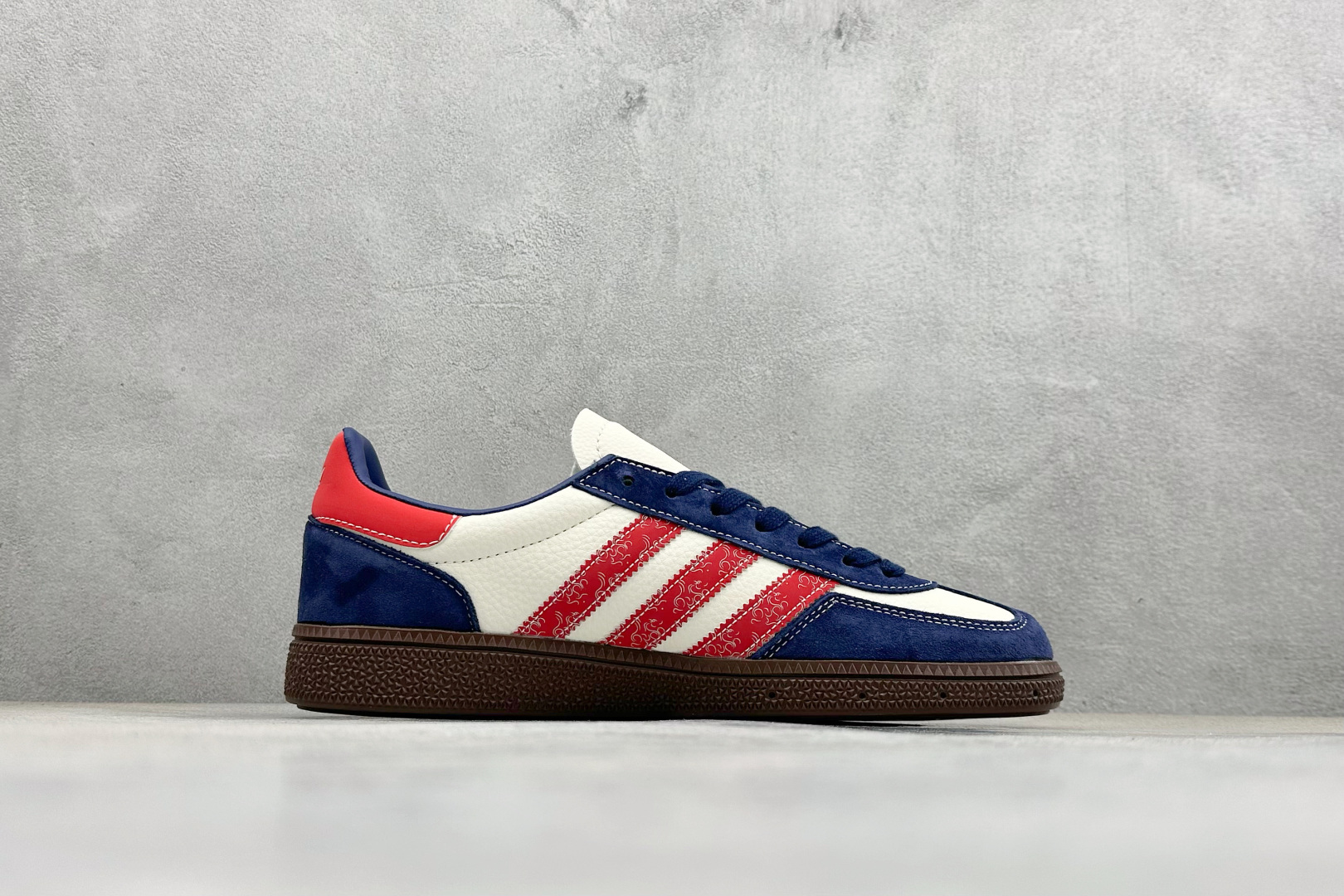 240 马年三叶草 复古贺岁ADIDAS SUPER以酒红祥云纹三条杠点缀米白鞋身 LX0923-Chinese UA Cheap High Quatity Brand Clothes Bags handbags Sneakers wholesale wholesaler seller from China Factory suppliers Fashion Clothing Shoes best Quality Beautiful Price 240 马年三叶草 复古贺岁ADIDAS SUPER以酒红祥云纹三条杠点缀米白鞋身 LX0923