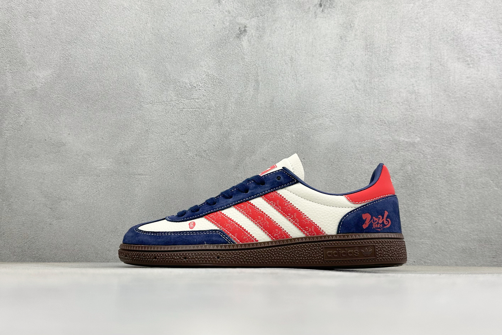 240 马年三叶草 复古贺岁ADIDAS SUPER以酒红祥云纹三条杠点缀米白鞋身 LX0923-Chinese UA Cheap High Quatity Brand Clothes Bags handbags Sneakers wholesale wholesaler seller from China Factory suppliers Fashion Clothing Shoes best Quality Beautiful Price 240 马年三叶草 复古贺岁ADIDAS SUPER以酒红祥云纹三条杠点缀米白鞋身 LX0923
