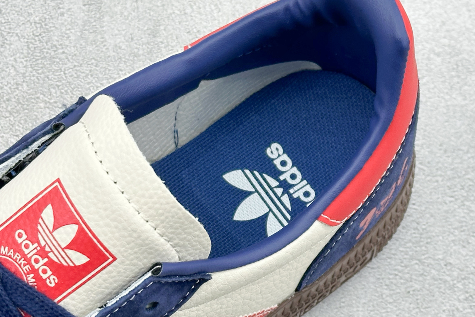 240 马年三叶草 复古贺岁ADIDAS SUPER以酒红祥云纹三条杠点缀米白鞋身 LX0923-Chinese UA Cheap High Quatity Brand Clothes Bags handbags Sneakers wholesale wholesaler seller from China Factory suppliers Fashion Clothing Shoes best Quality Beautiful Price 240 马年三叶草 复古贺岁ADIDAS SUPER以酒红祥云纹三条杠点缀米白鞋身 LX0923