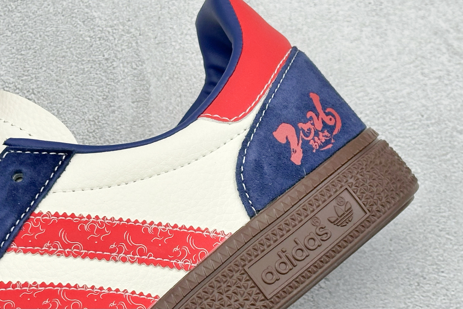 240 马年三叶草 复古贺岁ADIDAS SUPER以酒红祥云纹三条杠点缀米白鞋身 LX0923-Chinese UA Cheap High Quatity Brand Clothes Bags handbags Sneakers wholesale wholesaler seller from China Factory suppliers Fashion Clothing Shoes best Quality Beautiful Price 240 马年三叶草 复古贺岁ADIDAS SUPER以酒红祥云纹三条杠点缀米白鞋身 LX0923