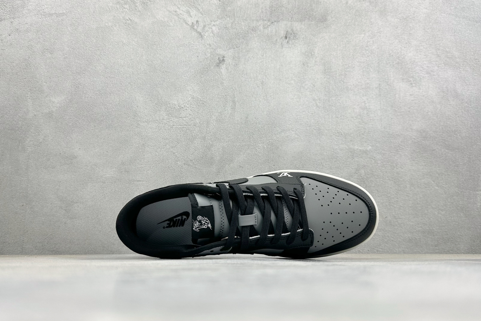 280 SC版Nike SB Dunk Low 马年限定 玄墨炭灰 高端定制 低帮休闲板鞋 NH0601-481-Chinese UA Cheap High Quatity Brand Clothes Bags handbags Sneakers wholesale wholesaler seller from China Factory suppliers Fashion Clothing Shoes best Quality Beautiful Price 280 SC版Nike SB Dunk Low 马年限定 玄墨炭灰 高端定制 低帮休闲板鞋 NH0601-481