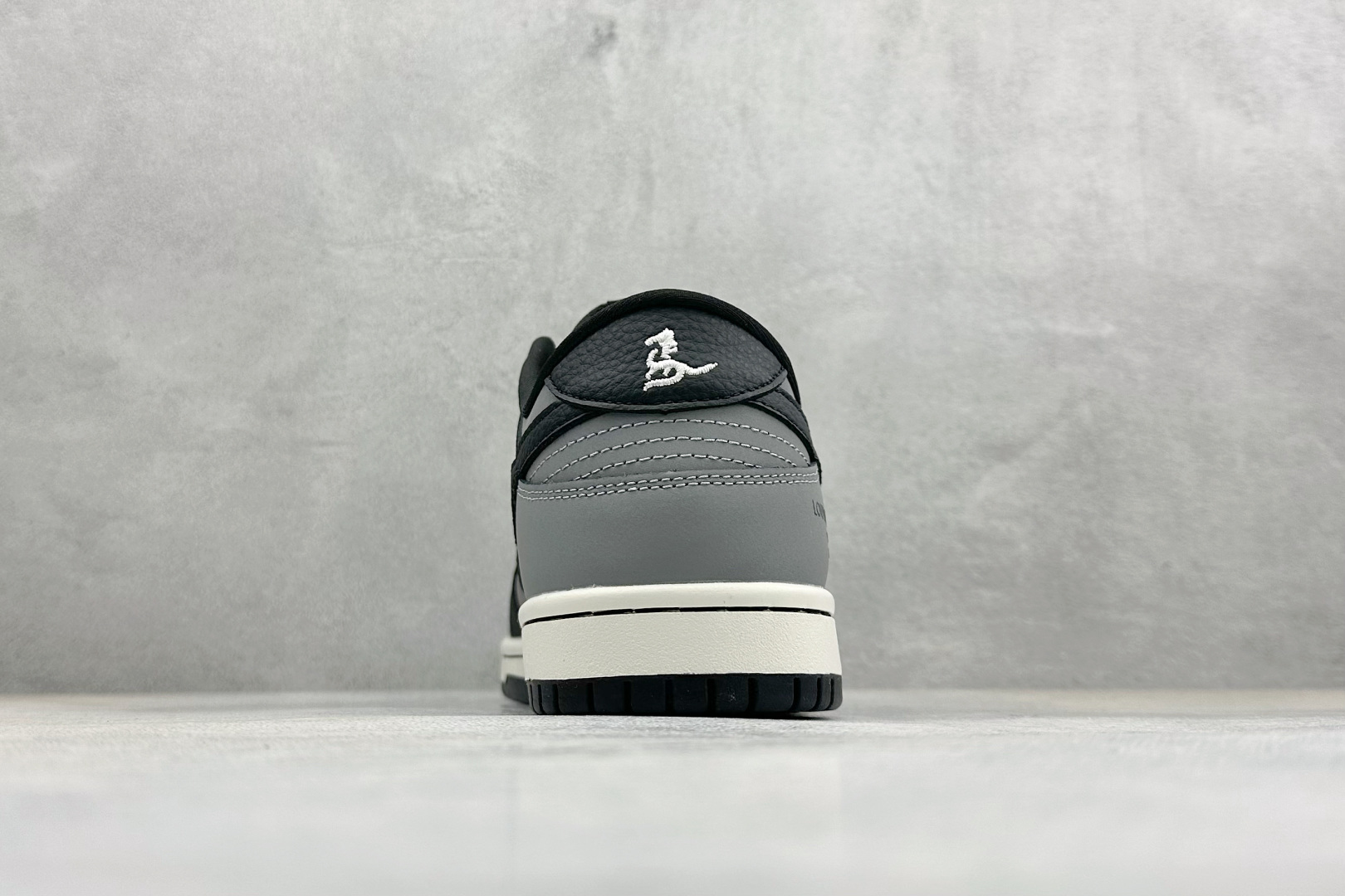 280 SC版Nike SB Dunk Low 马年限定 玄墨炭灰 高端定制 低帮休闲板鞋 NH0601-481-Chinese UA Cheap High Quatity Brand Clothes Bags handbags Sneakers wholesale wholesaler seller from China Factory suppliers Fashion Clothing Shoes best Quality Beautiful Price 280 SC版Nike SB Dunk Low 马年限定 玄墨炭灰 高端定制 低帮休闲板鞋 NH0601-481