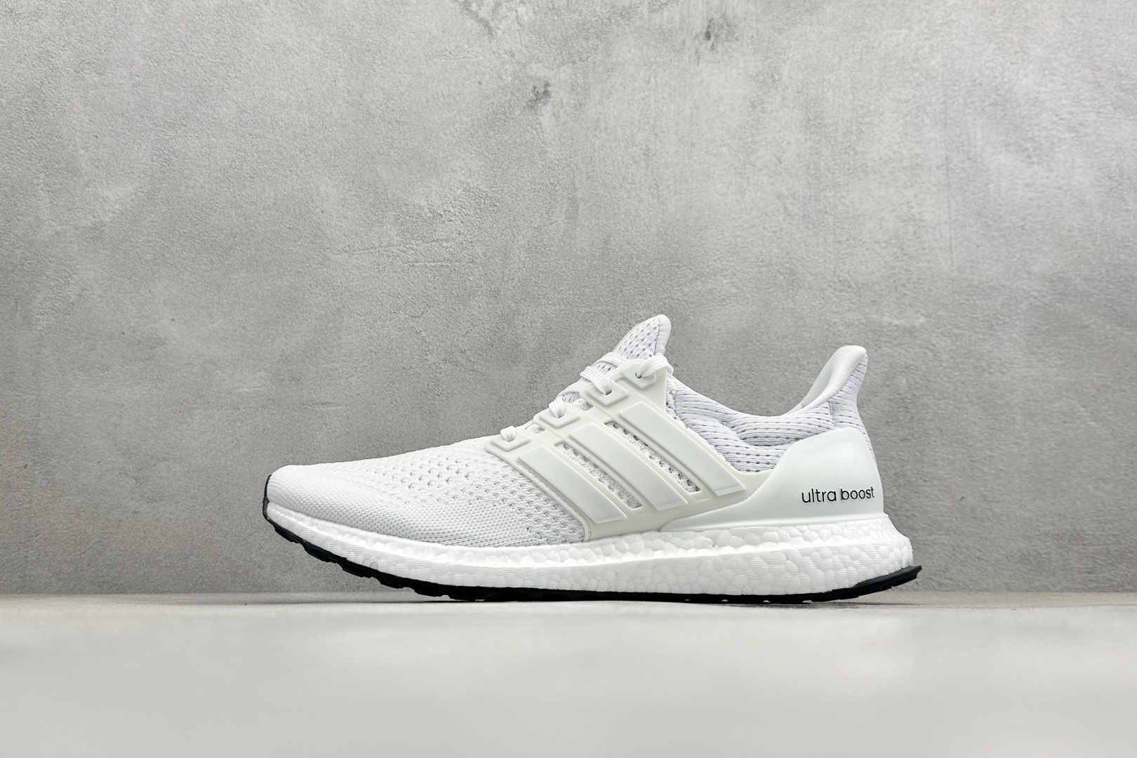 RS版Adidas Ultraboost 阿迪达斯 耐磨缓震休闲运动跑鞋 采用网材搭配反光皮革鞋面 配上