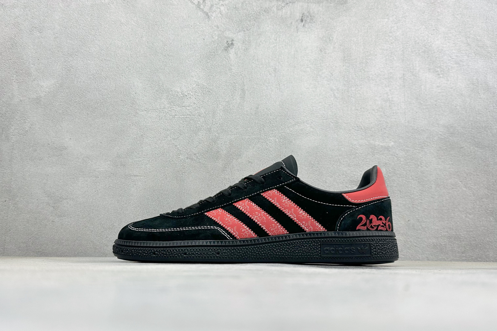 240 Adidas Handball Spezial 2026马年限定 麂皮阿迪经典复古休闲板鞋 LX0920-Chinese UA Cheap High Quatity Brand Clothes Bags handbags Sneakers wholesale wholesaler seller from China Factory suppliers Fashion Clothing Shoes best Quality Beautiful Price 240 Adidas Handball Spezial 2026马年限定 麂皮阿迪经典复古休闲板鞋 LX0920