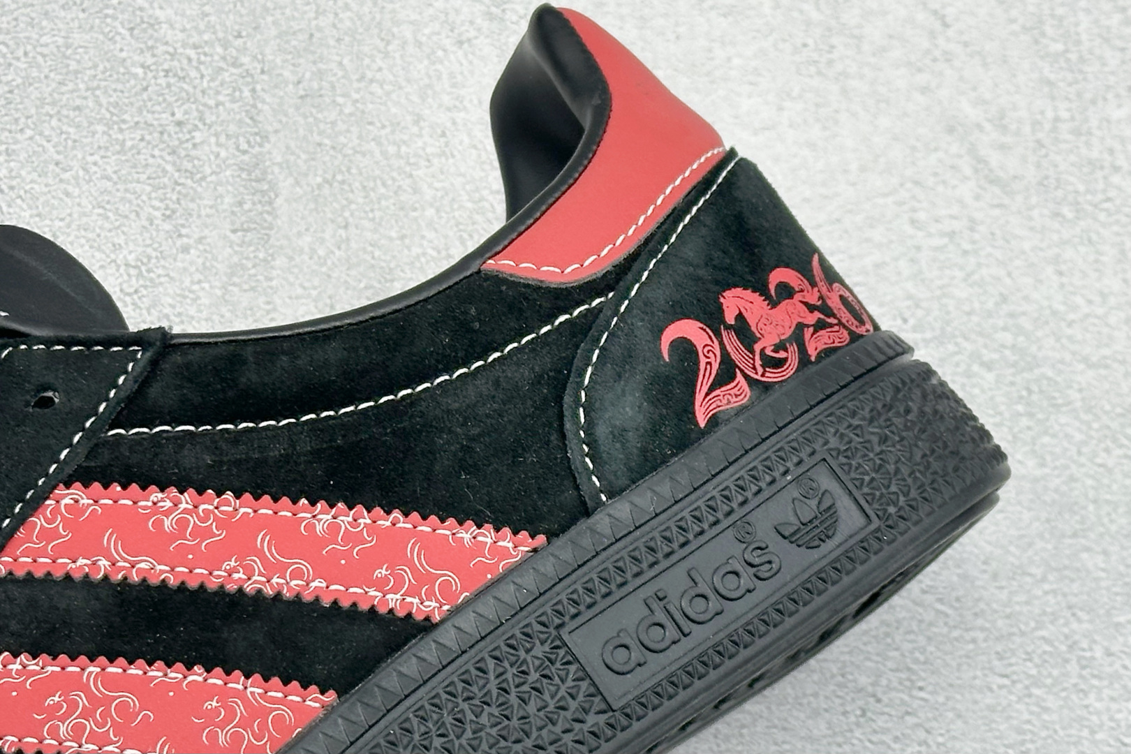 240 Adidas Handball Spezial 2026马年限定 麂皮阿迪经典复古休闲板鞋 LX0920-Chinese UA Cheap High Quatity Brand Clothes Bags handbags Sneakers wholesale wholesaler seller from China Factory suppliers Fashion Clothing Shoes best Quality Beautiful Price 240 Adidas Handball Spezial 2026马年限定 麂皮阿迪经典复古休闲板鞋 LX0920