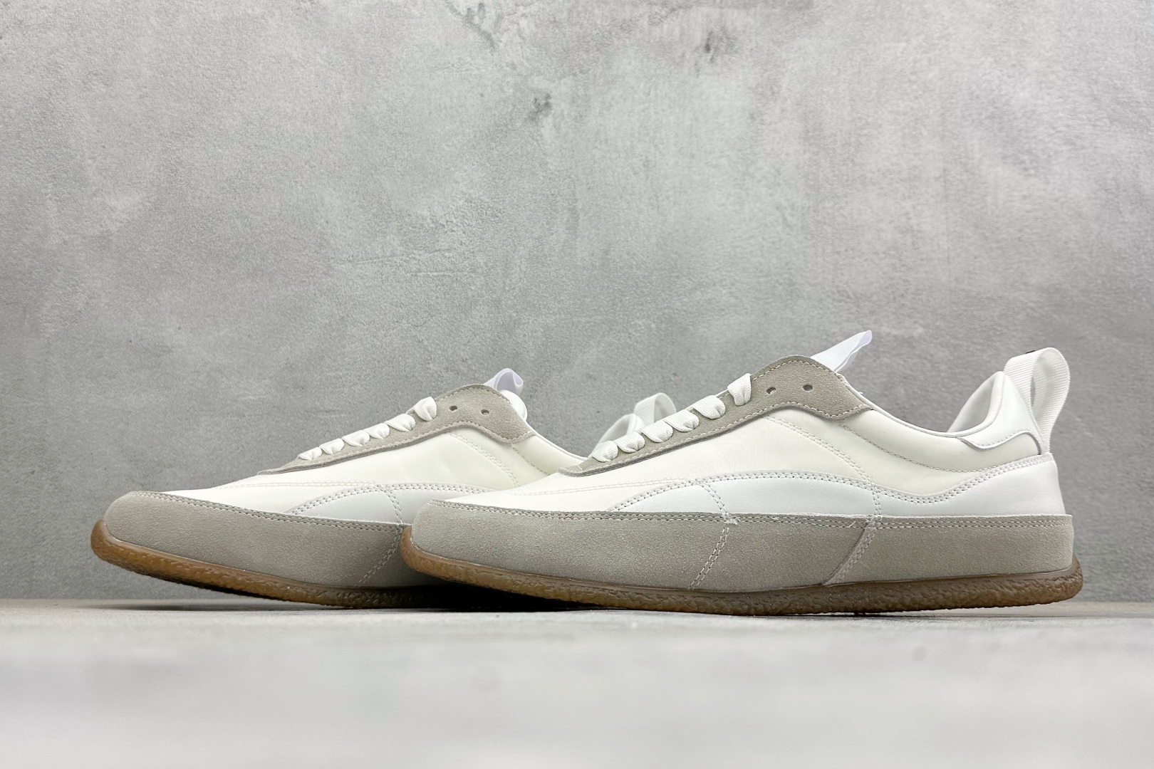 MCQUEEN麦昆26早春新品情侣款EC1白色复古风格美学运动鞋-Top High Quatity Cheap Sneakers Fashion Clothing Clothes Bags handbags Shoes of all Brand wholesale With The best Quality And Beautiful Price from China Factory Chinese suppliers wholesaler seller MCQUEEN麦昆26早春新品情侣款EC1白色复古风格美学运动鞋