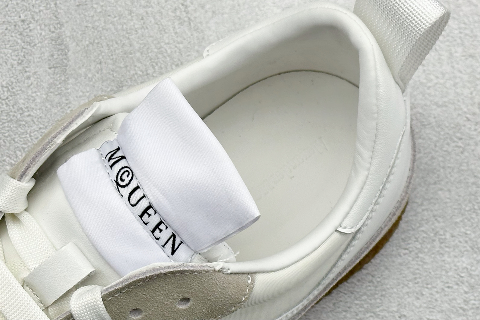 MCQUEEN麦昆26早春新品情侣款EC1白色复古风格美学运动鞋-Top High Quatity Cheap Sneakers Fashion Clothing Clothes Bags handbags Shoes of all Brand wholesale With The best Quality And Beautiful Price from China Factory Chinese suppliers wholesaler seller MCQUEEN麦昆26早春新品情侣款EC1白色复古风格美学运动鞋