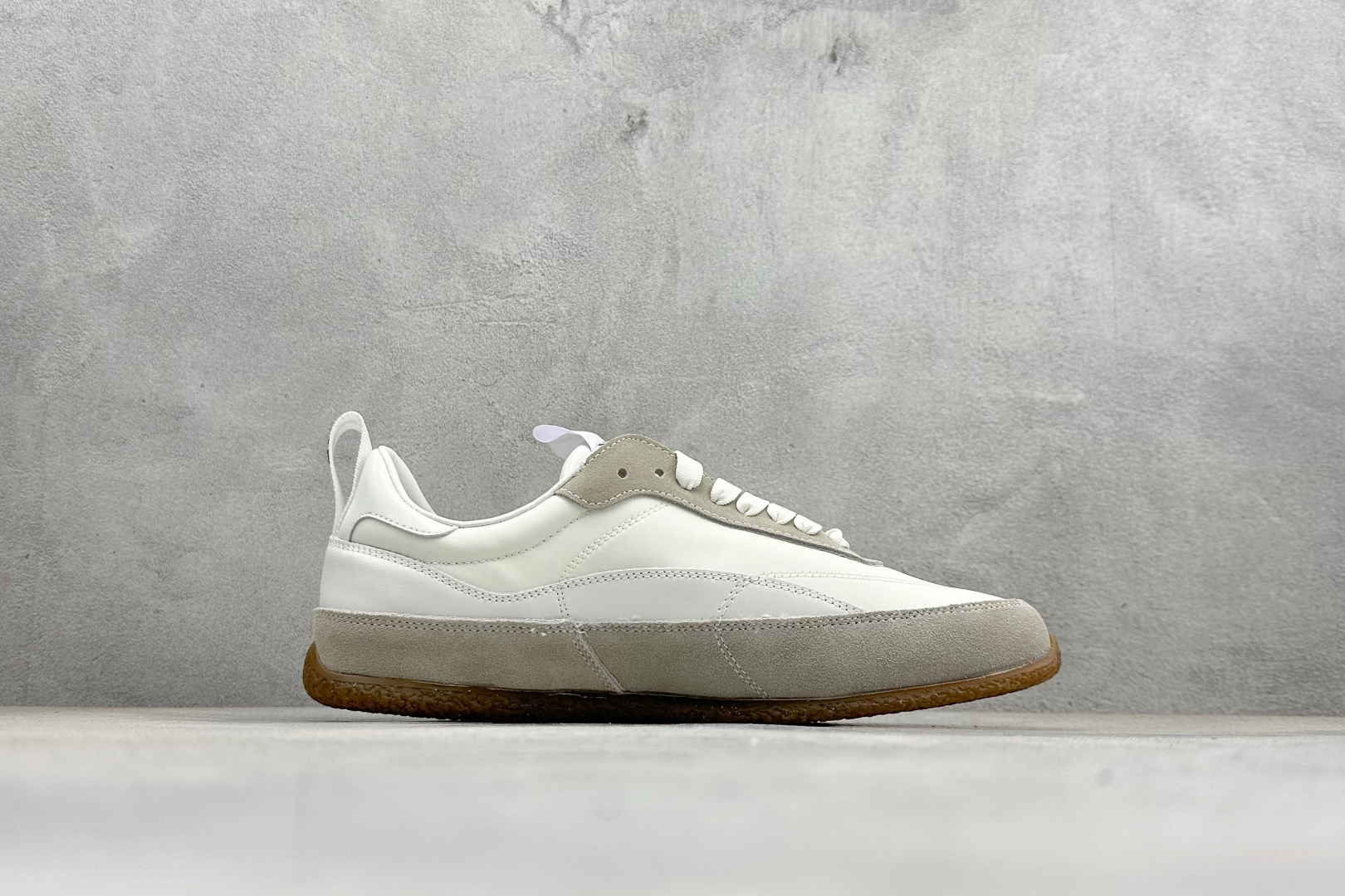 MCQUEEN麦昆26早春新品情侣款EC1白色复古风格美学运动鞋-Top High Quatity Cheap Sneakers Fashion Clothing Clothes Bags handbags Shoes of all Brand wholesale With The best Quality And Beautiful Price from China Factory Chinese suppliers wholesaler seller MCQUEEN麦昆26早春新品情侣款EC1白色复古风格美学运动鞋
