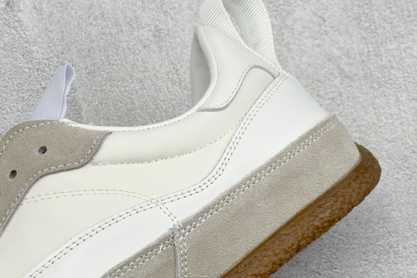 MCQUEEN麦昆26早春新品情侣款EC1白色复古风格美学运动鞋-Top High Quatity Cheap Sneakers Fashion Clothing Clothes Bags handbags Shoes of all Brand wholesale With The best Quality And Beautiful Price from China Factory Chinese suppliers wholesaler seller MCQUEEN麦昆26早春新品情侣款EC1白色复古风格美学运动鞋