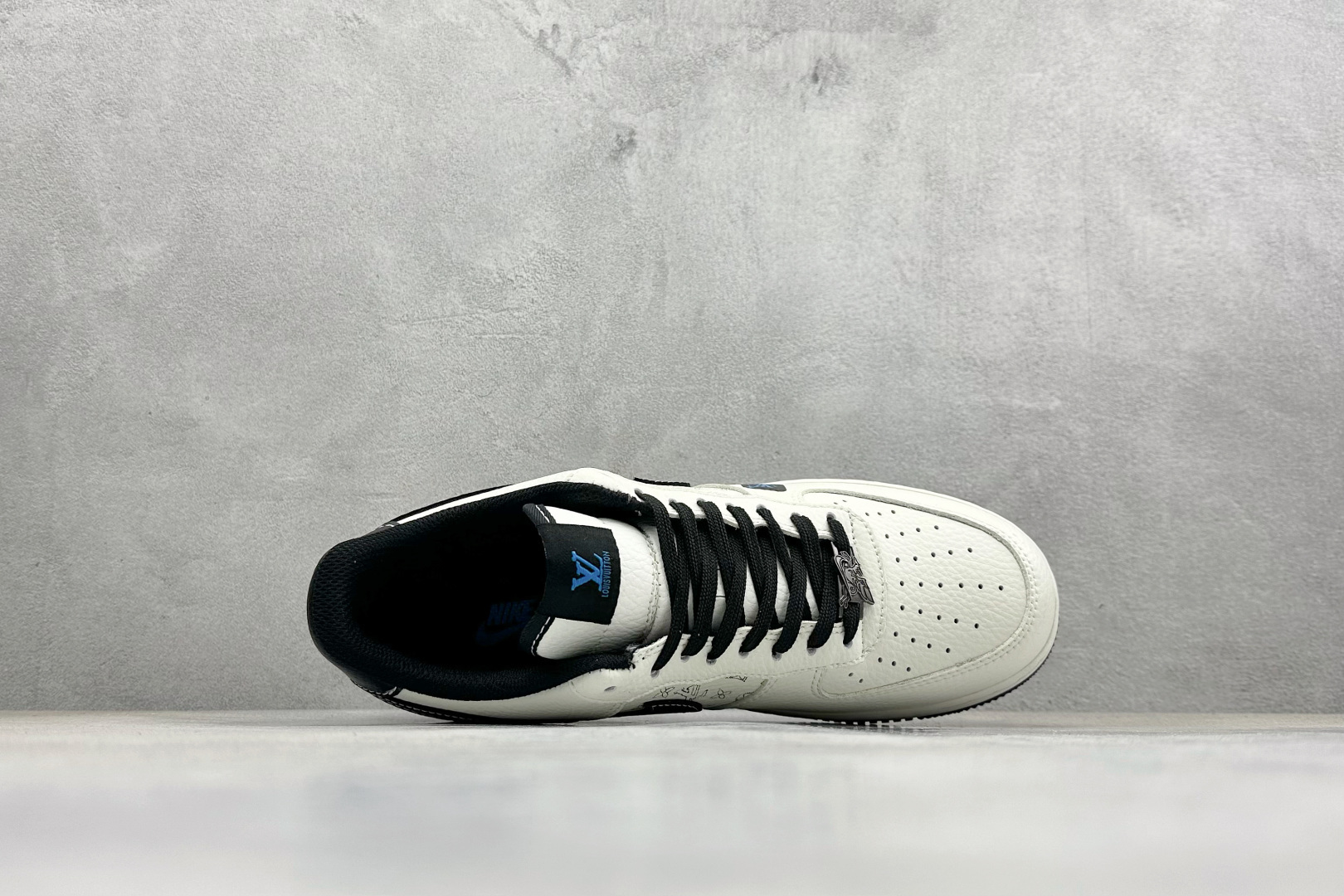 SC版NIke Air Force 1 '07 Low “LV 联名--白黑印花” 空军一号低帮 XY9025-013-Top High Quatity Cheap Sneakers Fashion Clothing Clothes Bags handbags Shoes of all Brand wholesale With The best Quality And Beautiful Price from China Factory Chinese suppliers wholesaler seller SC版NIke Air Force 1 '07 Low “LV 联名--白黑印花” 空军一号低帮 XY9025-013