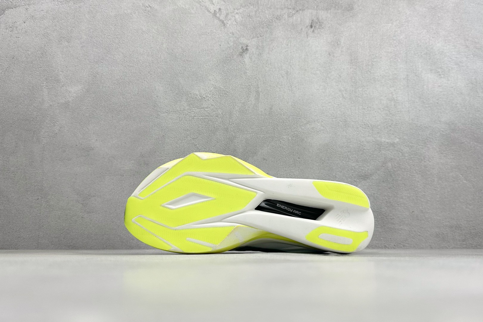 New Balance FuelCell系列 超轻量化低帮休闲运动慢跑鞋 MFCXBL6 New Balance FuelCell系列 超轻量化低帮休闲运动慢跑鞋 MFCXBL6