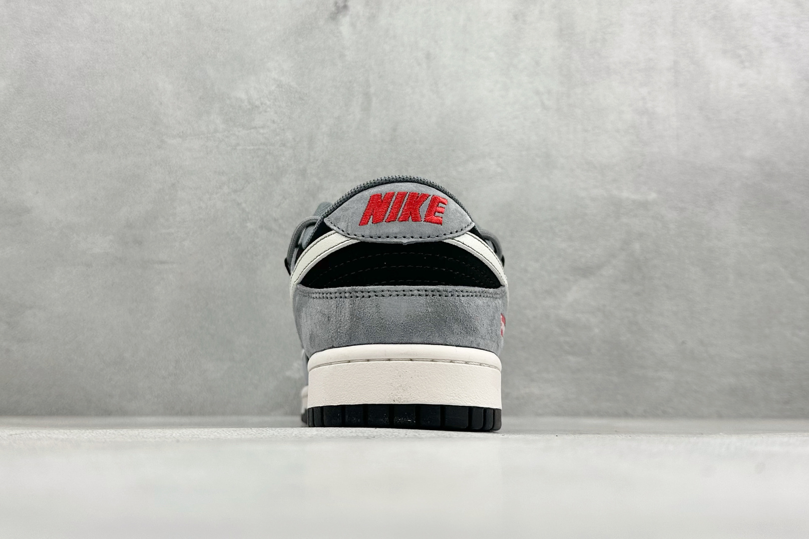 Nike SB Dunk Low“ Supreme联名—灰黑猪八革绑带” 周年高端定制 低帮休闲板鞋 JP2026-101 Nike SB Dunk Low“ Supreme联名—灰黑猪八革绑带” 周年高端定制 低帮休闲板鞋 JP2026-101