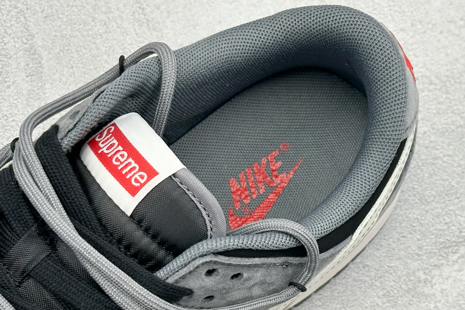 Nike SB Dunk Low“ Supreme联名—灰黑猪八革绑带” 周年高端定制 低帮休闲板鞋 JP2026-101 Nike SB Dunk Low“ Supreme联名—灰黑猪八革绑带” 周年高端定制 低帮休闲板鞋 JP2026-101