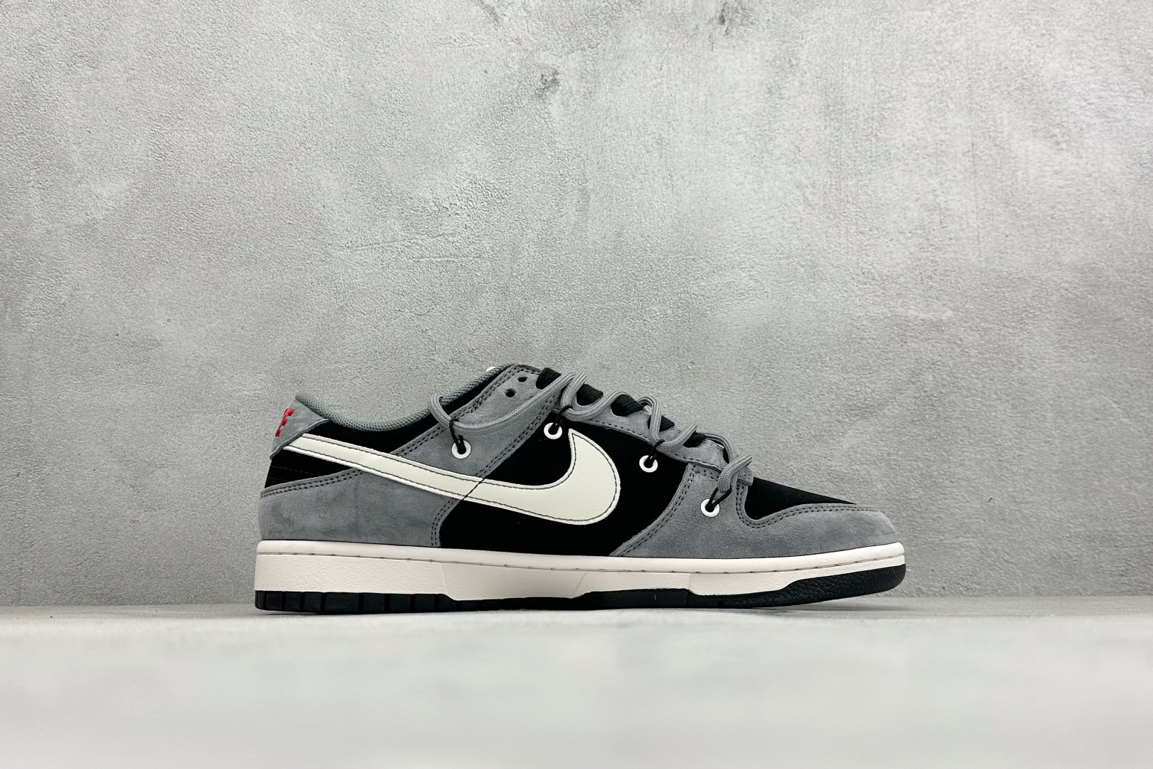 Nike SB Dunk Low“ Supreme联名—灰黑猪八革绑带” 周年高端定制 低帮休闲板鞋 JP2026-101 Nike SB Dunk Low“ Supreme联名—灰黑猪八革绑带” 周年高端定制 低帮休闲板鞋 JP2026-101