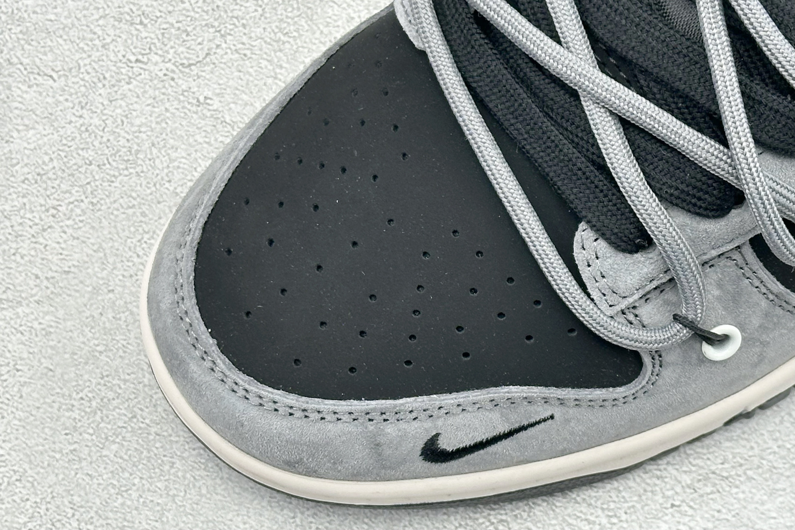 Nike SB Dunk Low“ Supreme联名—灰黑猪八革绑带” 周年高端定制 低帮休闲板鞋 JP2026-101 Nike SB Dunk Low“ Supreme联名—灰黑猪八革绑带” 周年高端定制 低帮休闲板鞋 JP2026-101