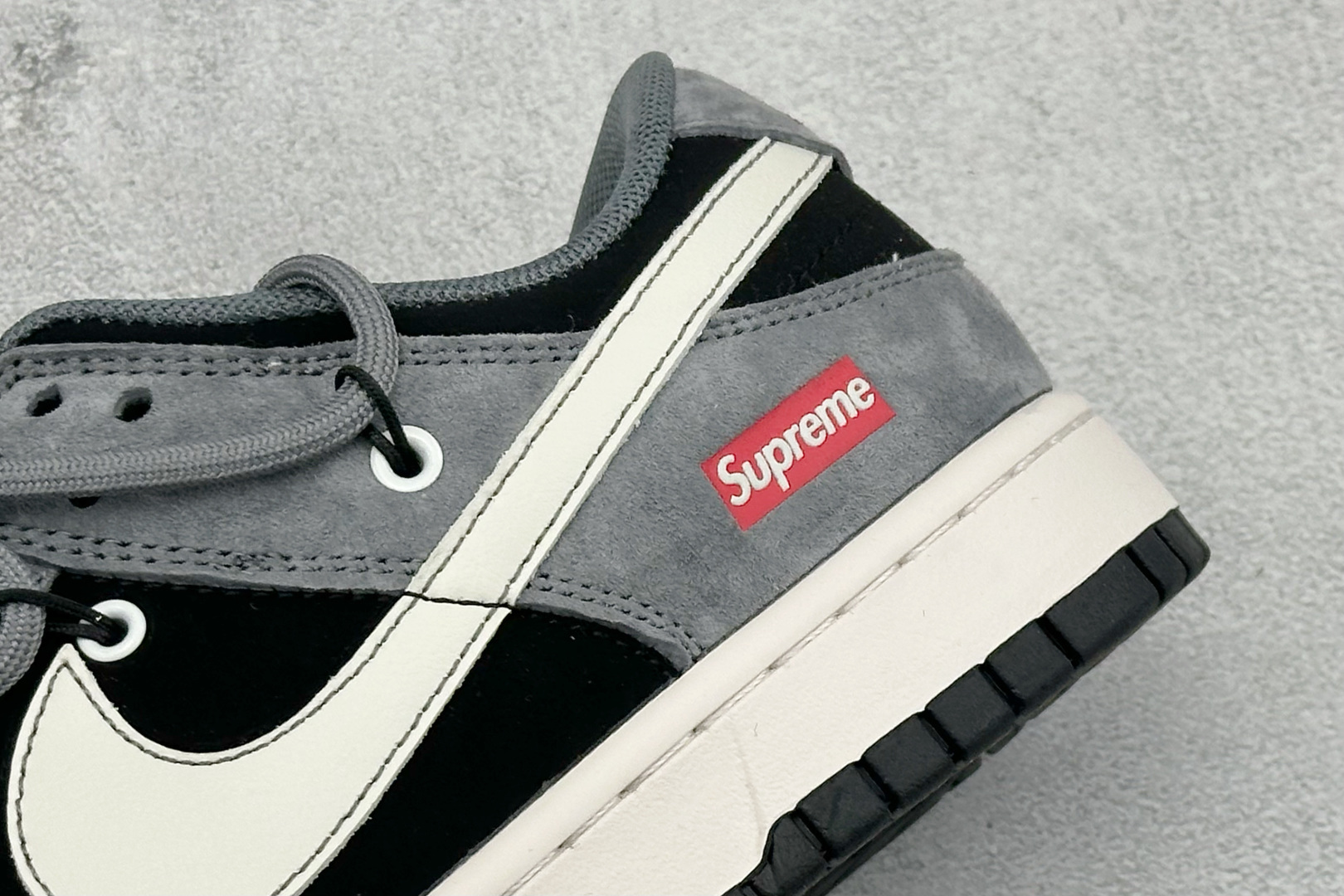 Nike SB Dunk Low“ Supreme联名—灰黑猪八革绑带” 周年高端定制 低帮休闲板鞋 JP2026-101 Nike SB Dunk Low“ Supreme联名—灰黑猪八革绑带” 周年高端定制 低帮休闲板鞋 JP2026-101