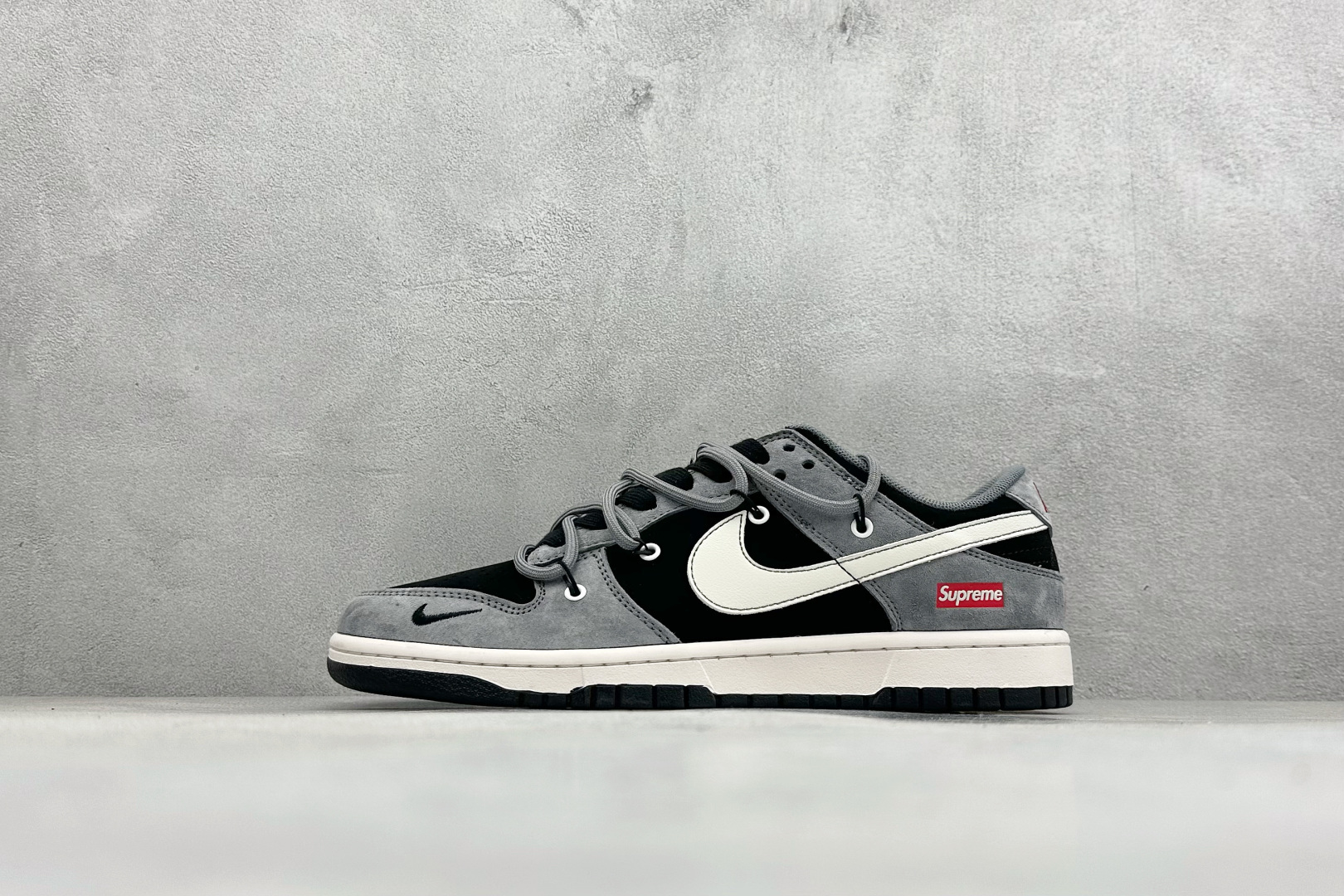 Nike SB Dunk Low“ Supreme联名—灰黑猪八革绑带” 周年高端定制 低帮休闲板鞋 JP2026-101 Nike SB Dunk Low“ Supreme联名—灰黑猪八革绑带” 周年高端定制 低帮休闲板鞋 JP2026-101