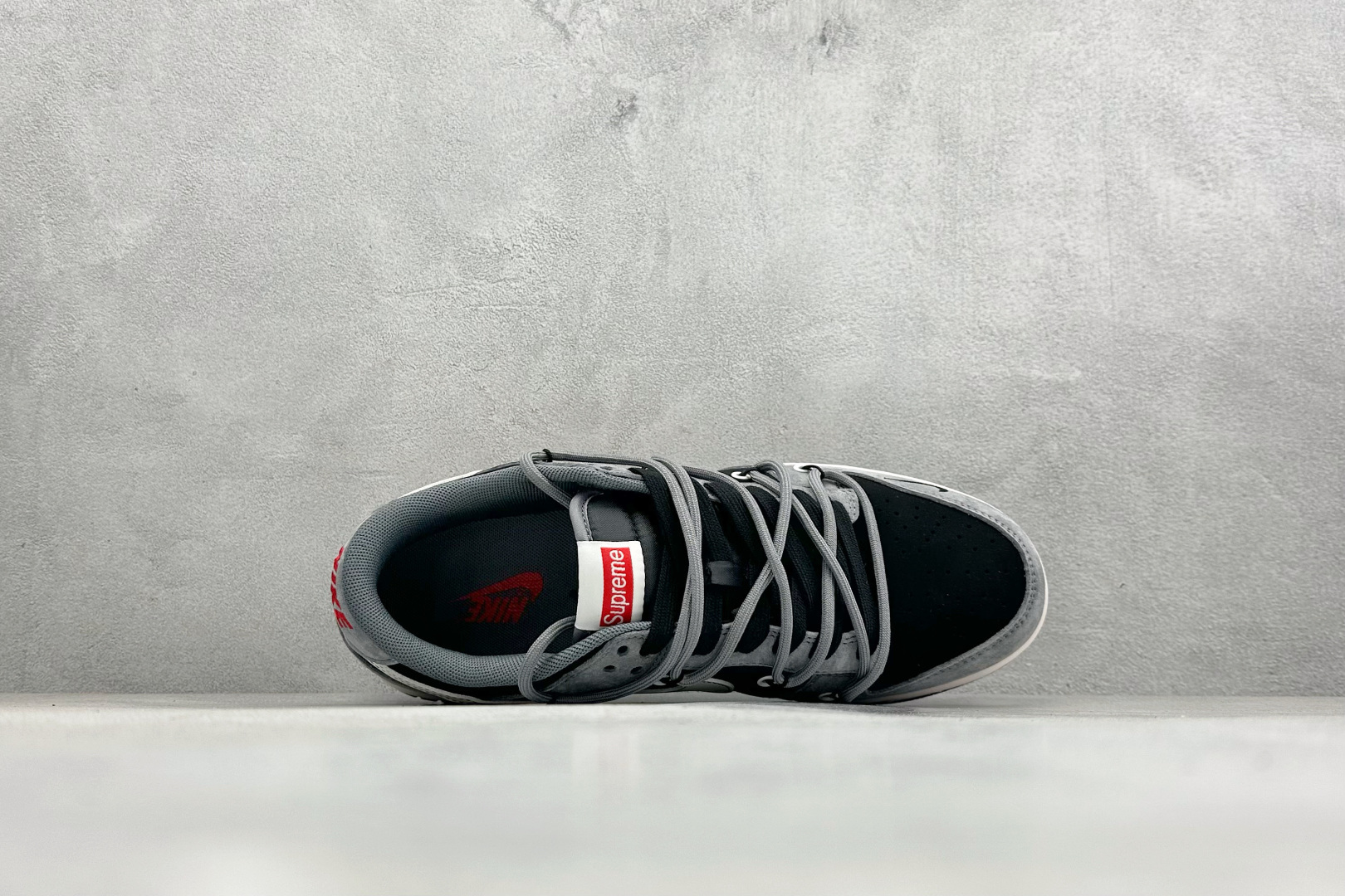 Nike SB Dunk Low“ Supreme联名—灰黑猪八革绑带” 周年高端定制 低帮休闲板鞋 JP2026-101 Nike SB Dunk Low“ Supreme联名—灰黑猪八革绑带” 周年高端定制 低帮休闲板鞋 JP2026-101