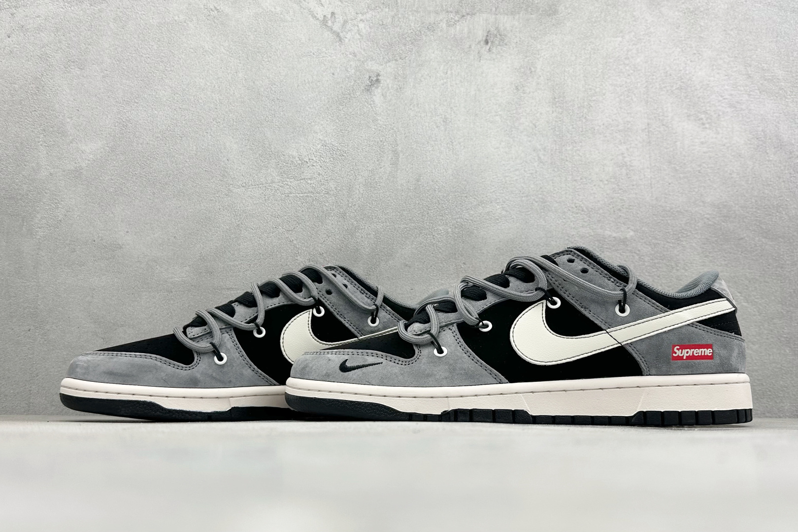Nike SB Dunk Low“ Supreme联名—灰黑猪八革绑带” 周年高端定制 低帮休闲板鞋 JP2026-101 Nike SB Dunk Low“ Supreme联名—灰黑猪八革绑带” 周年高端定制 低帮休闲板鞋 JP2026-101
