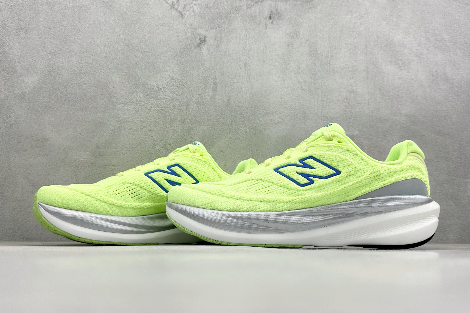 NEW BALANCE 1080 缓震运动鞋NB透气休闲鞋 DETAIL INFO可靠的舒适性和高性能相结合 M10802HR NEW BALANCE 1080 缓震运动鞋NB透气休闲鞋 DETAIL INFO可靠的舒适性和高性能相结合 M10802HR
