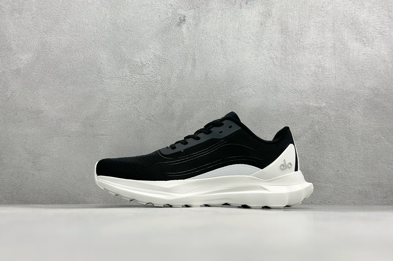Alo yoga Alo Runner 舒适百搭防滑透气 低帮跑步鞋 A0590U-BLACK Alo yoga Alo Runner 舒适百搭防滑透气 低帮跑步鞋 A0590U-BLACK
