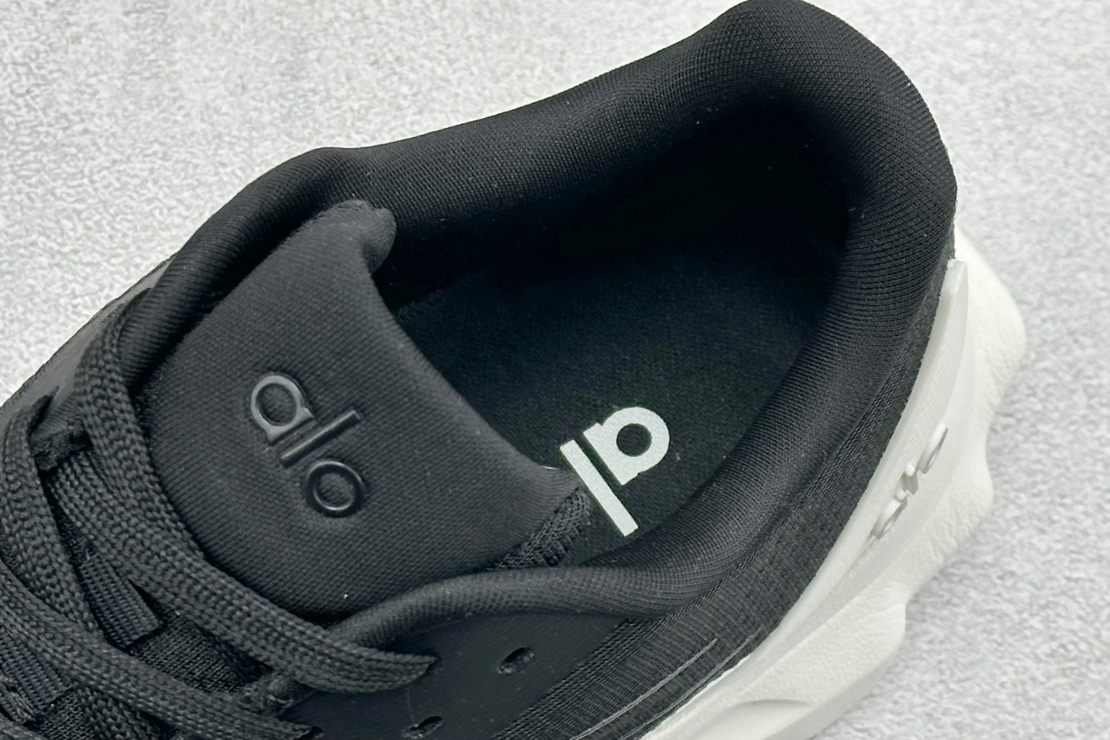 Alo yoga Alo Runner 舒适百搭防滑透气 低帮跑步鞋 A0590U-BLACK Alo yoga Alo Runner 舒适百搭防滑透气 低帮跑步鞋 A0590U-BLACK